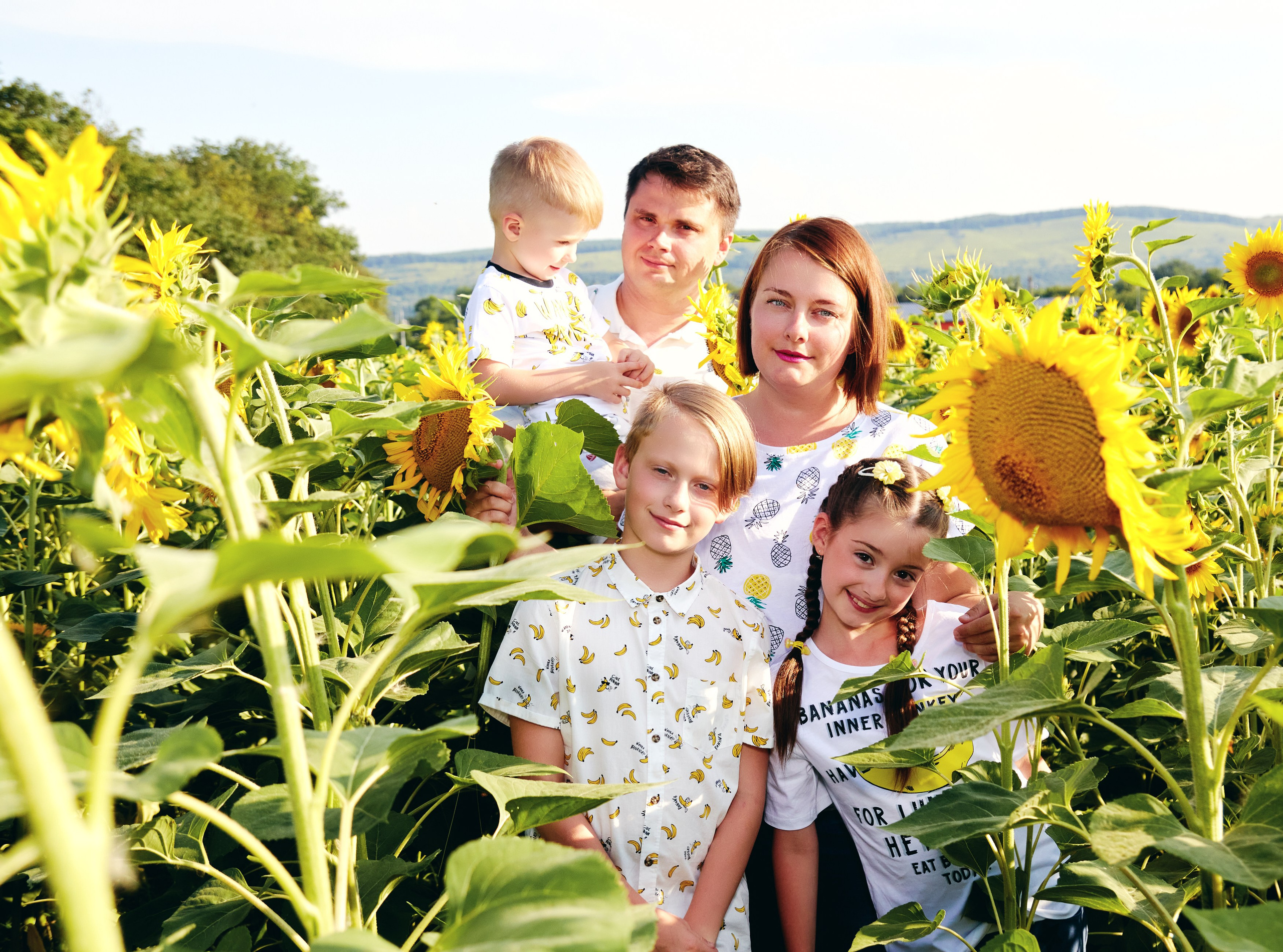 Семейная фотосессия в подсолнухах в Пятигорске. Фотограф и видеограф Антон Калашников | Пятигорск