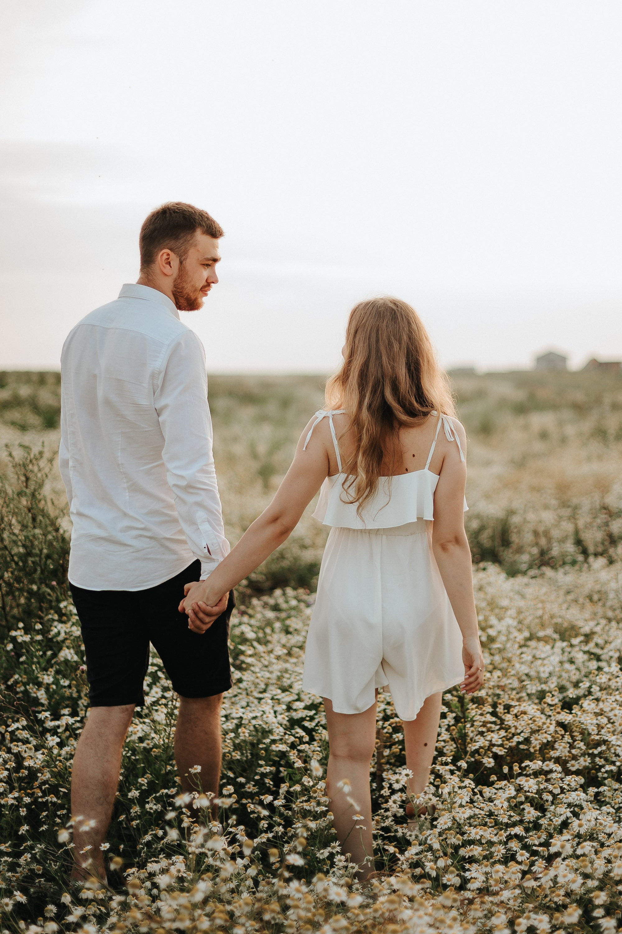 Love Story ребят в ромашковом поле. Свадебный фотограф Пермь