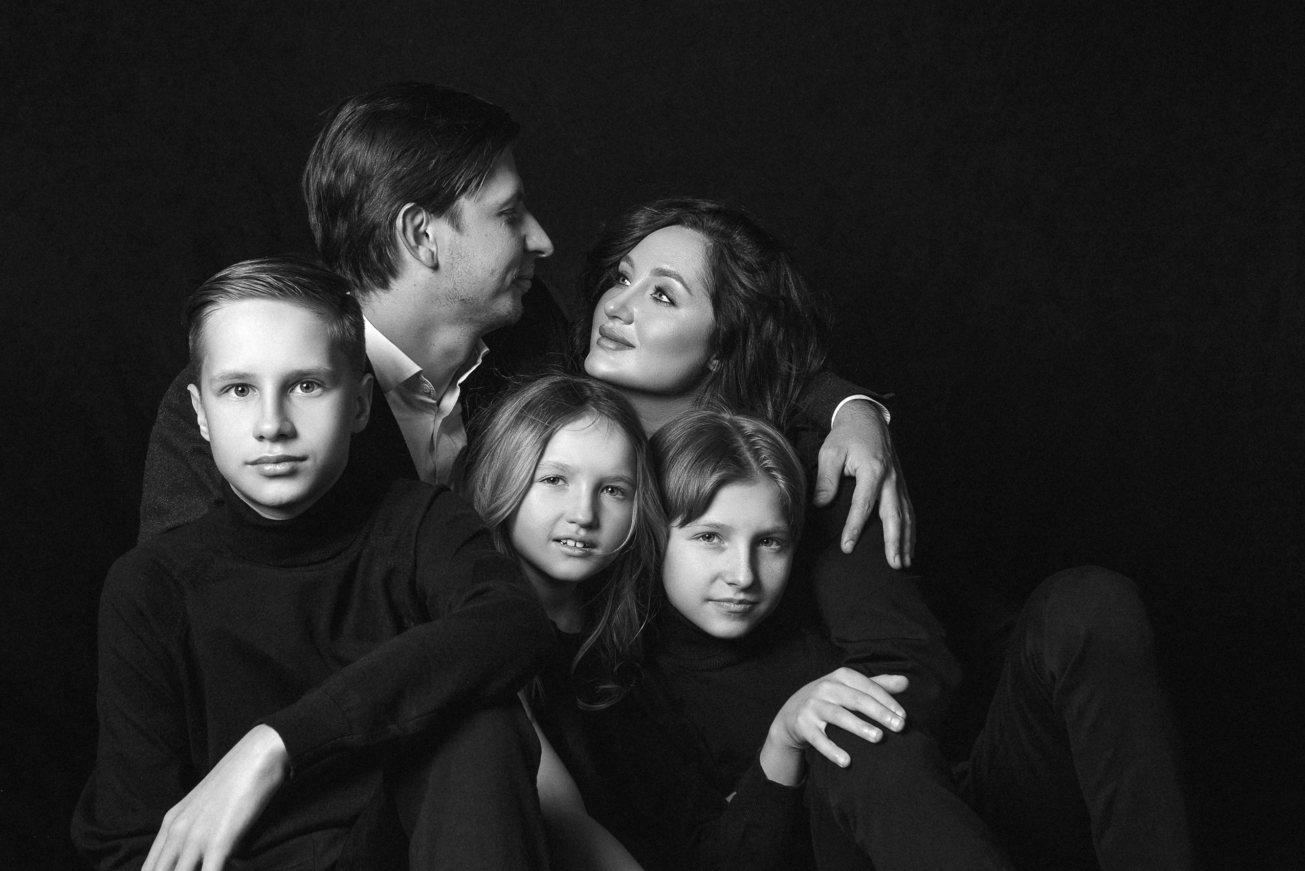 Изысканная семейная фотосессия в черно-белом | Фотограф Дарья Едапина. Фотограф Дарья Едапина Новосибирск