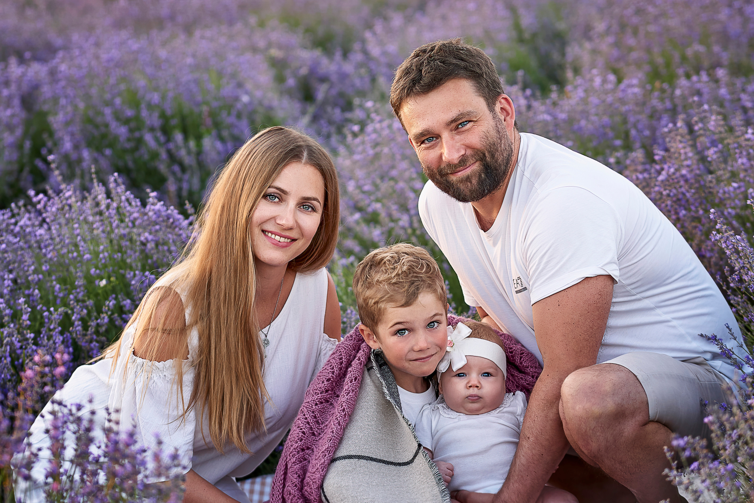 Семейная фотосессия в лавандовых полях для Регины, Паши, Димы и Арины