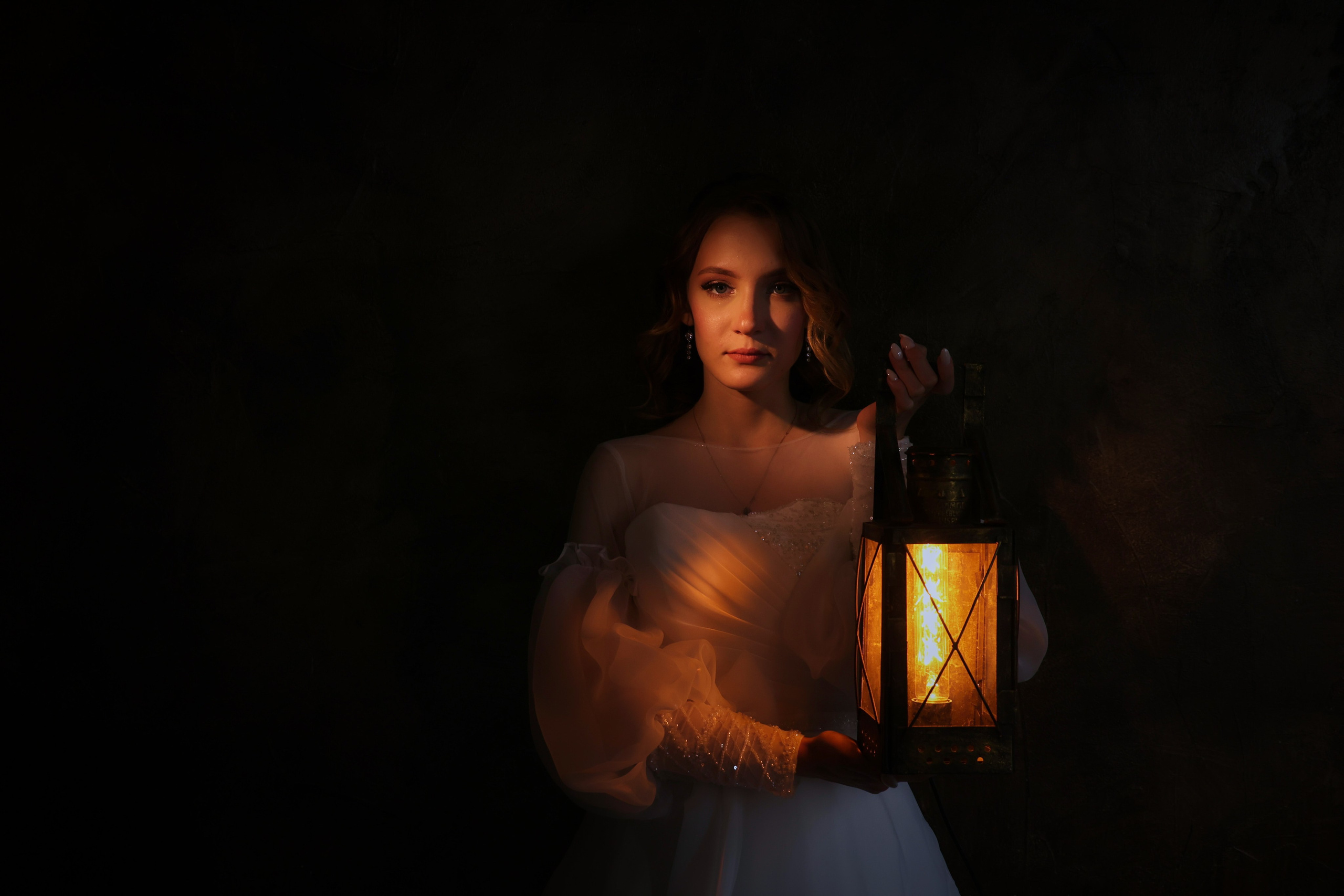 невеста ищет жениха с фонарем