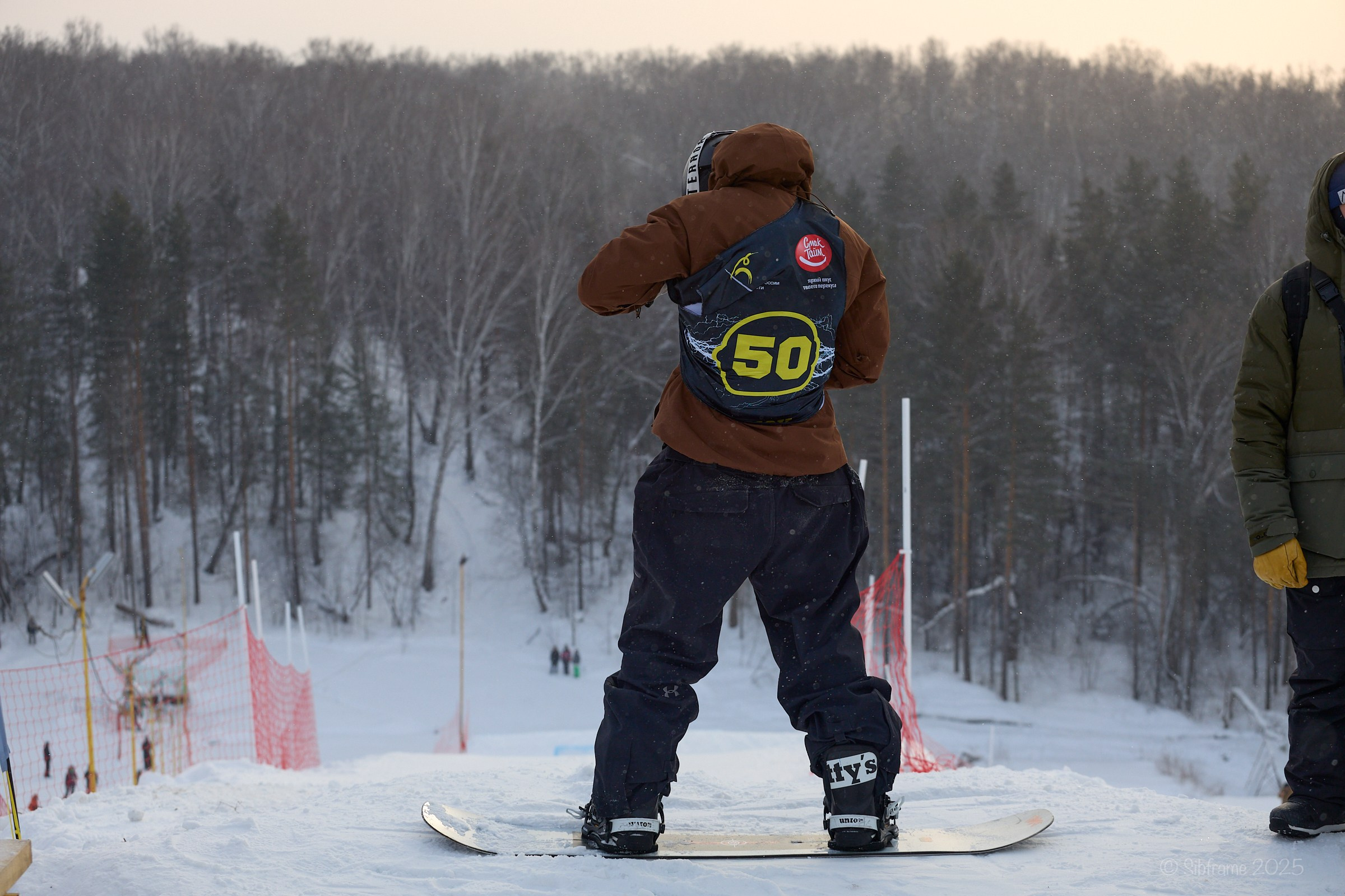 Участник чемпионата россии по сноуборду перед попыткой