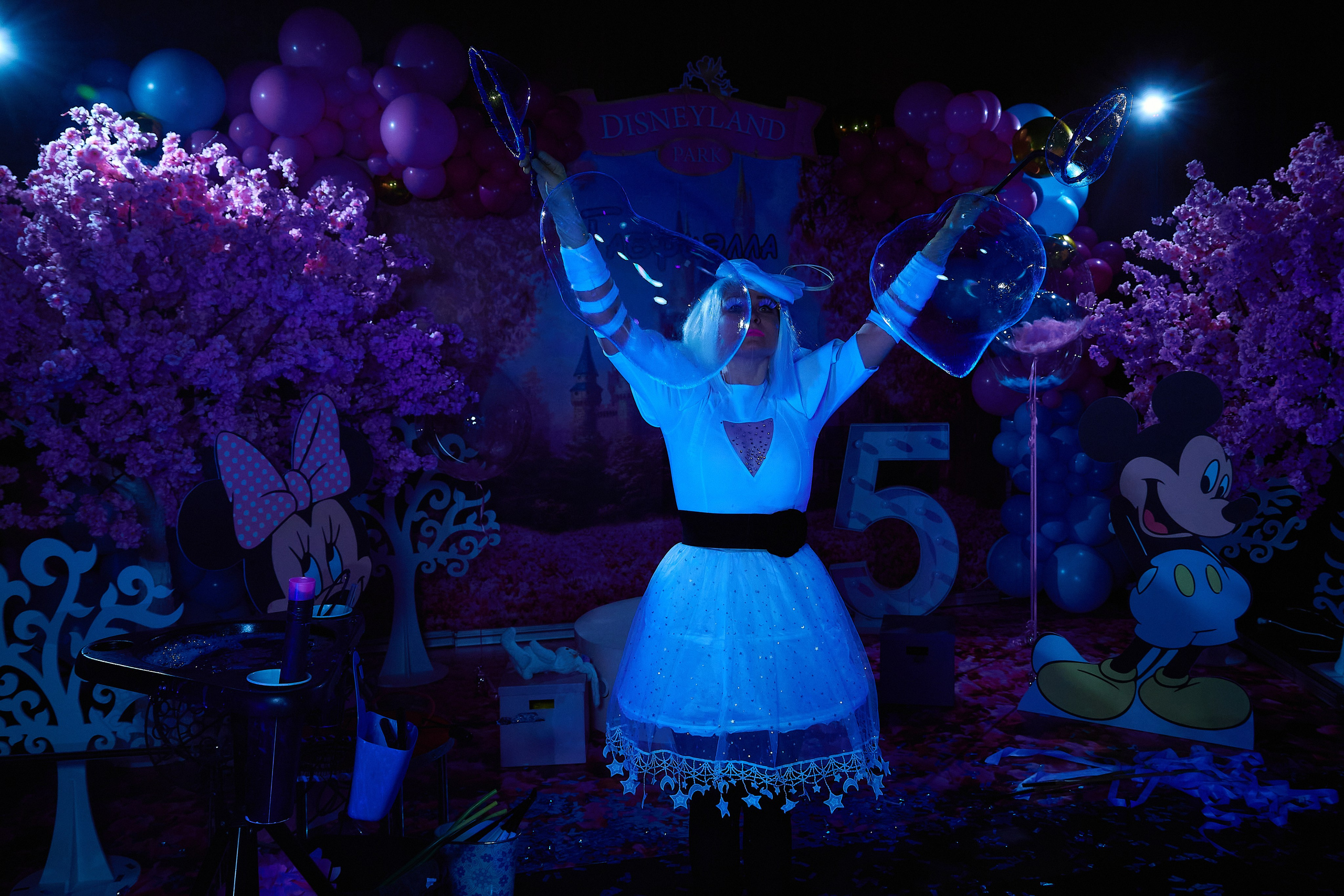 Шоу НЕОНОВЫХ Мыльных Пузырей. Goganaft.ru — Репортажный фотограф в Москве Георгий Коненков