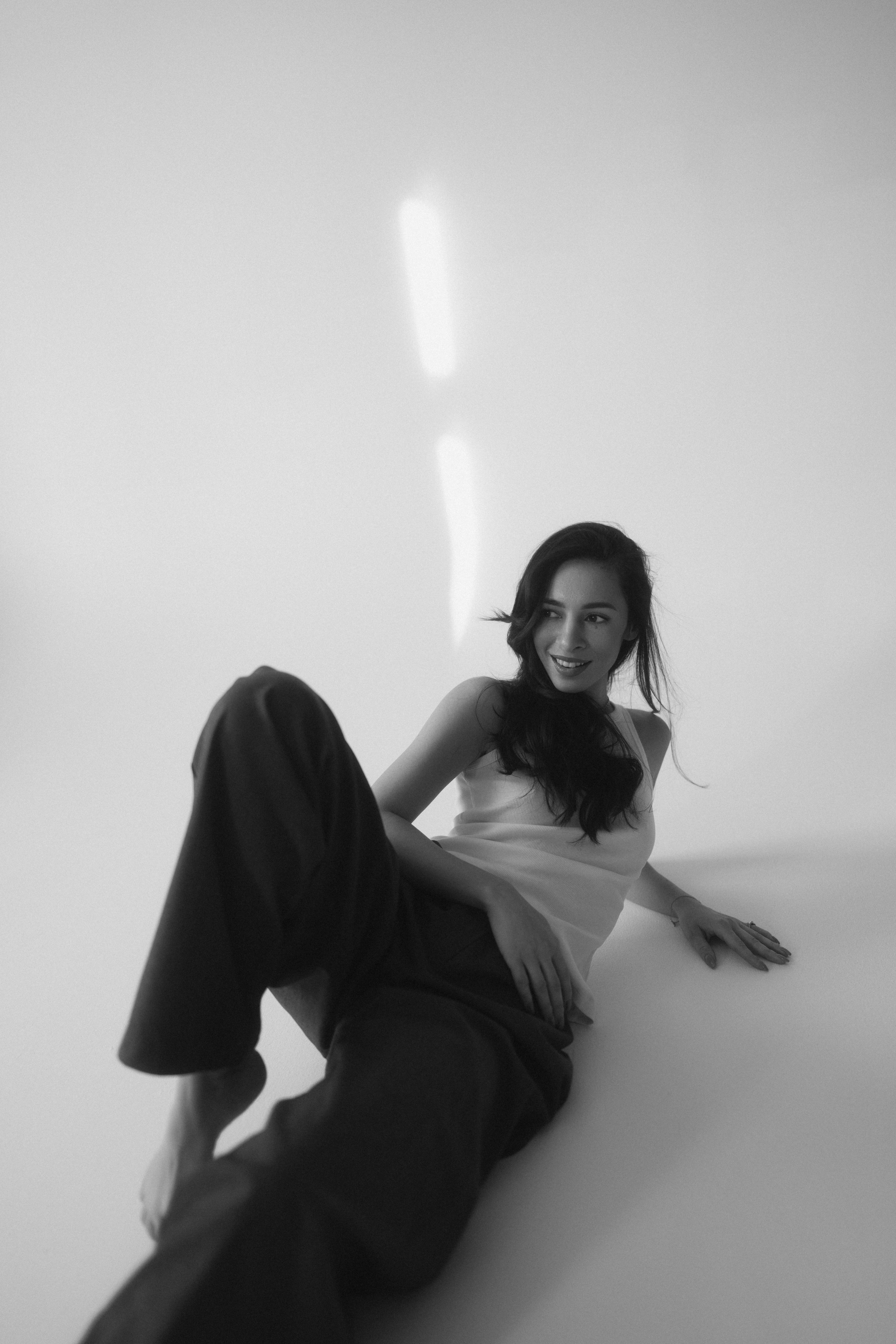 Женская портретная чб фотосессия в студии на циклораме в Казани