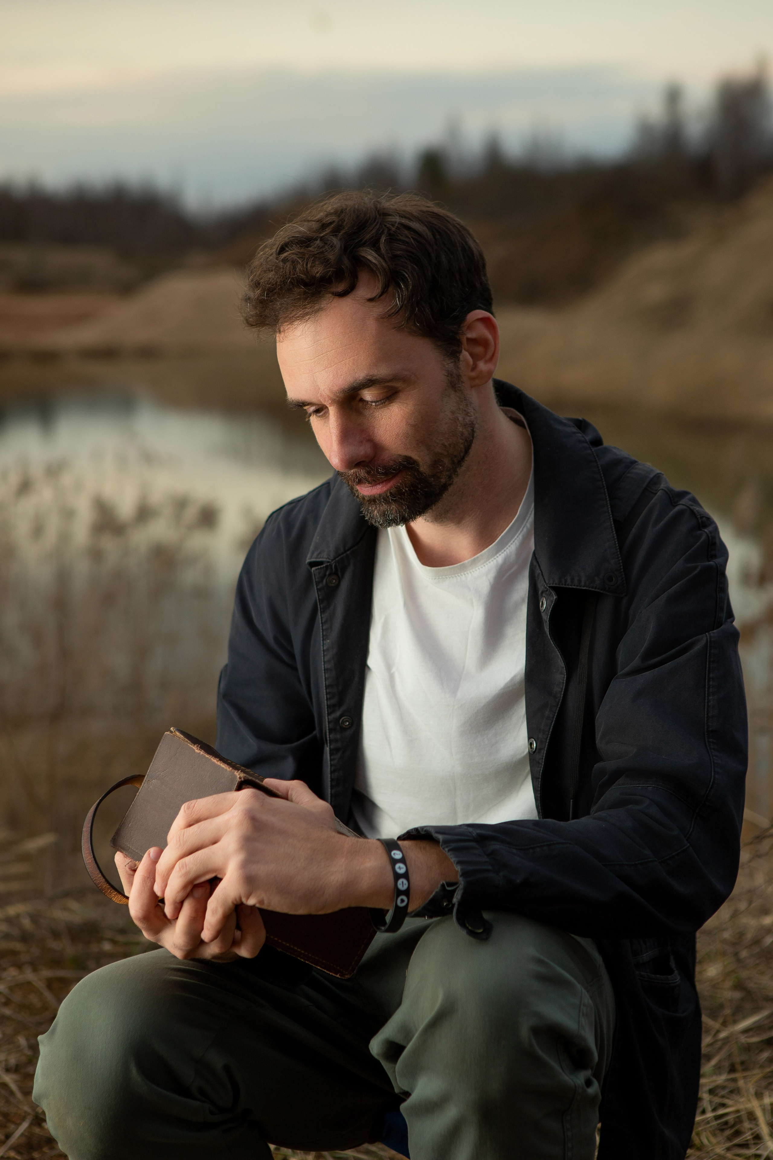 Мужская фотосессия на природе в Подмосковье. Атмосферный мужской портрет