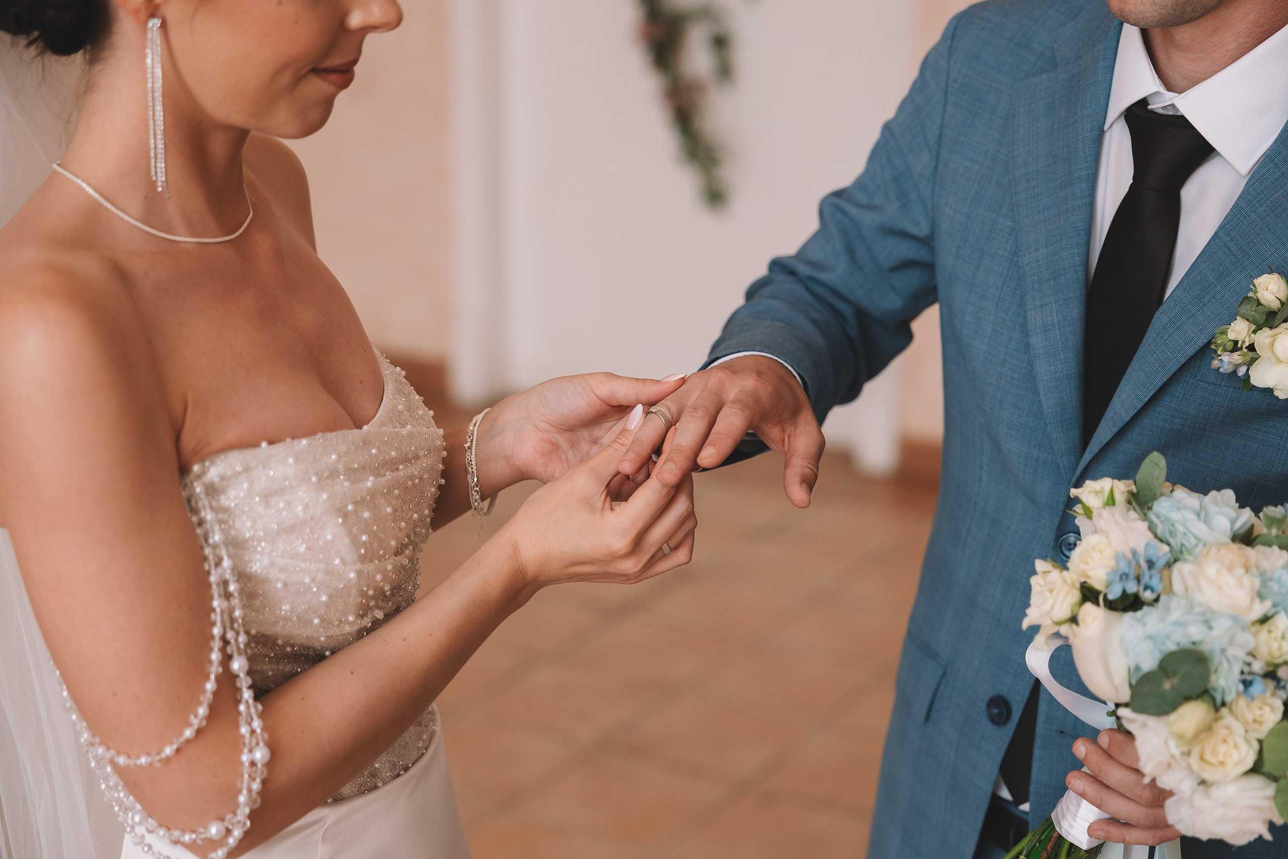 Свадебная фотосессия с росписью в ЗАГСе Видное и фотосессией с машиной. Свадебный фотограф в Москве — Оскар Гелманов