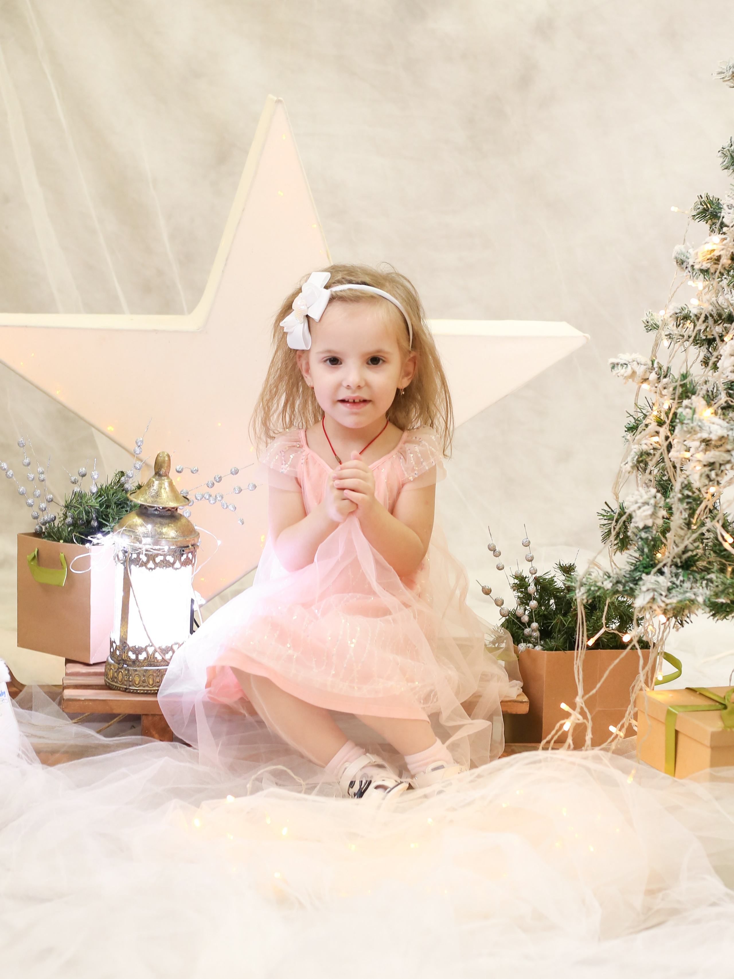 Общее фото в детском саду с выездным реквизитом в Тюмени. Выпускные альбомы в Тюмени для школ, садов, вузов спортивных секций