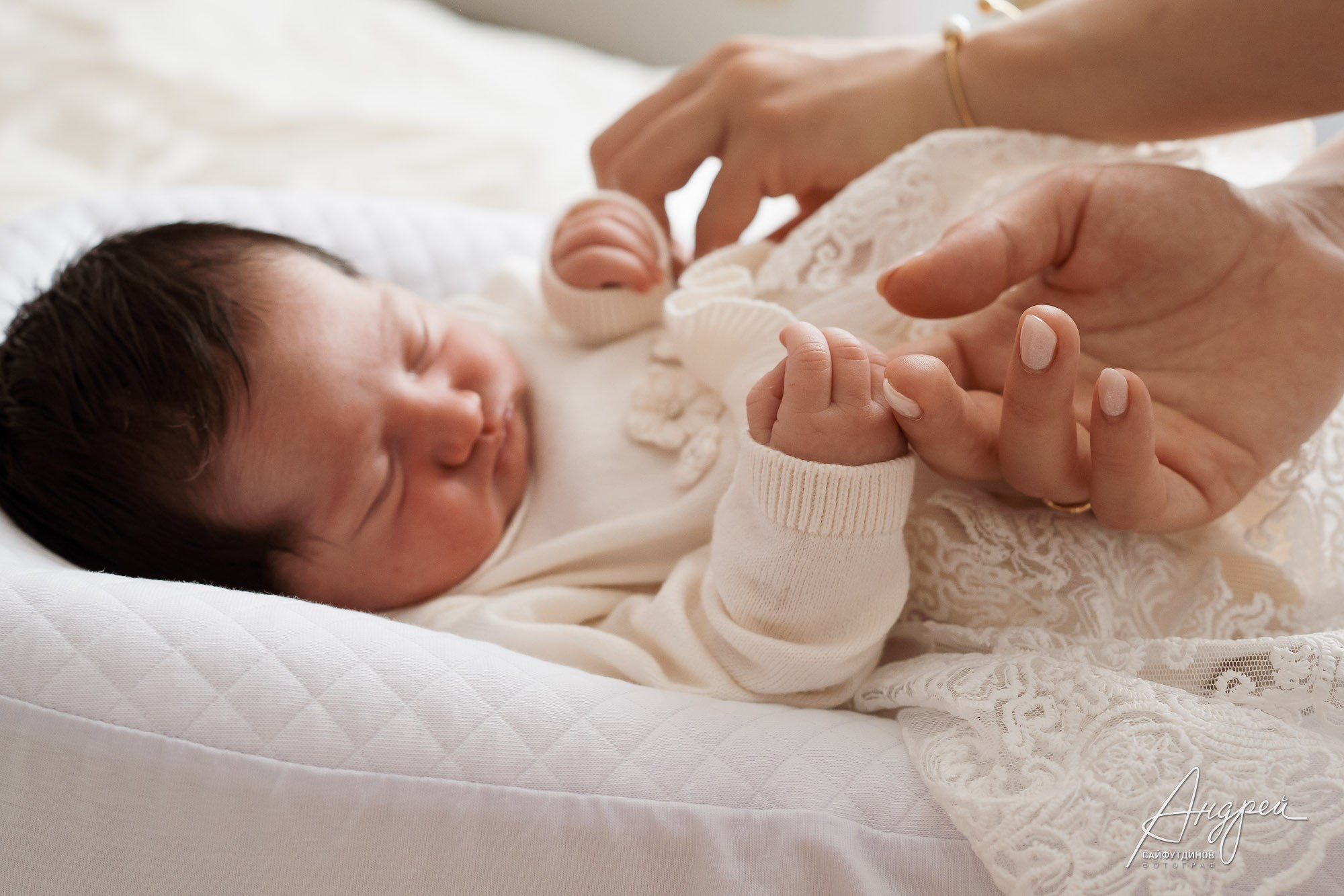 Новорожденная девочка спит в уютной домашней обстановке, фотосессия младенца в Ростове-на-Дону, фотограф Андрей Сайфутдинов.