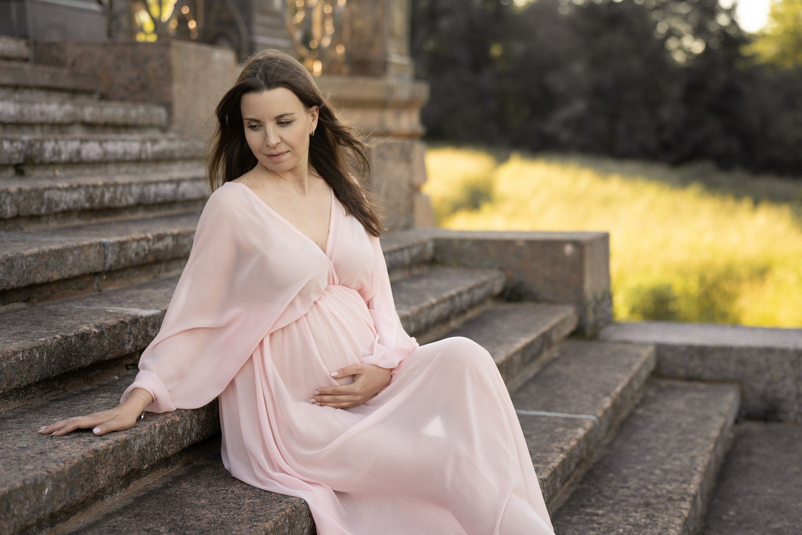 Беременная женщина в пеньюаре