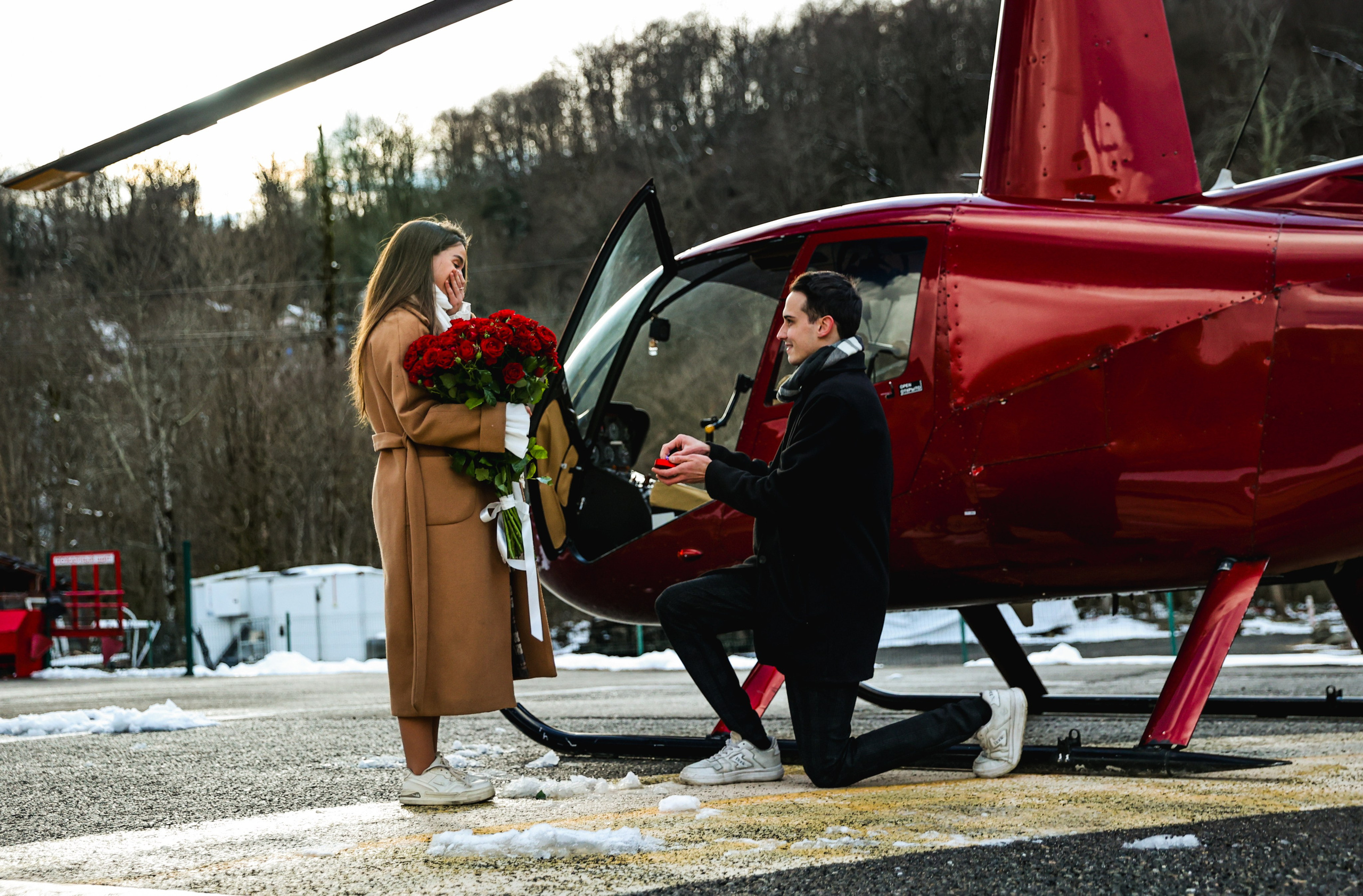 Фотосессия предложения руки и сердца в Сочи на вертолетной площадке