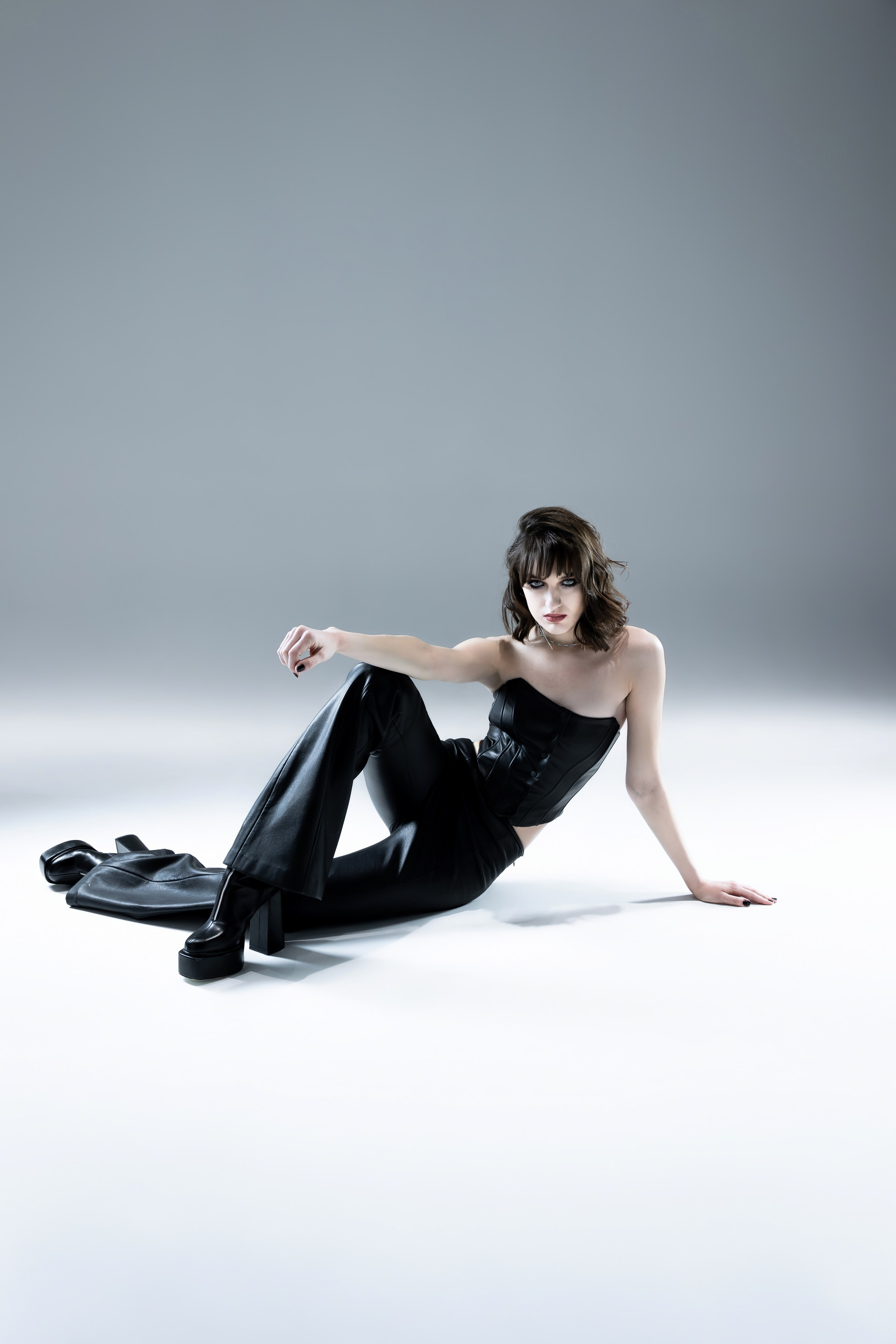 студийный свет фотостудия, женский портрет, каталожка, красный свет, вампирская съёмка