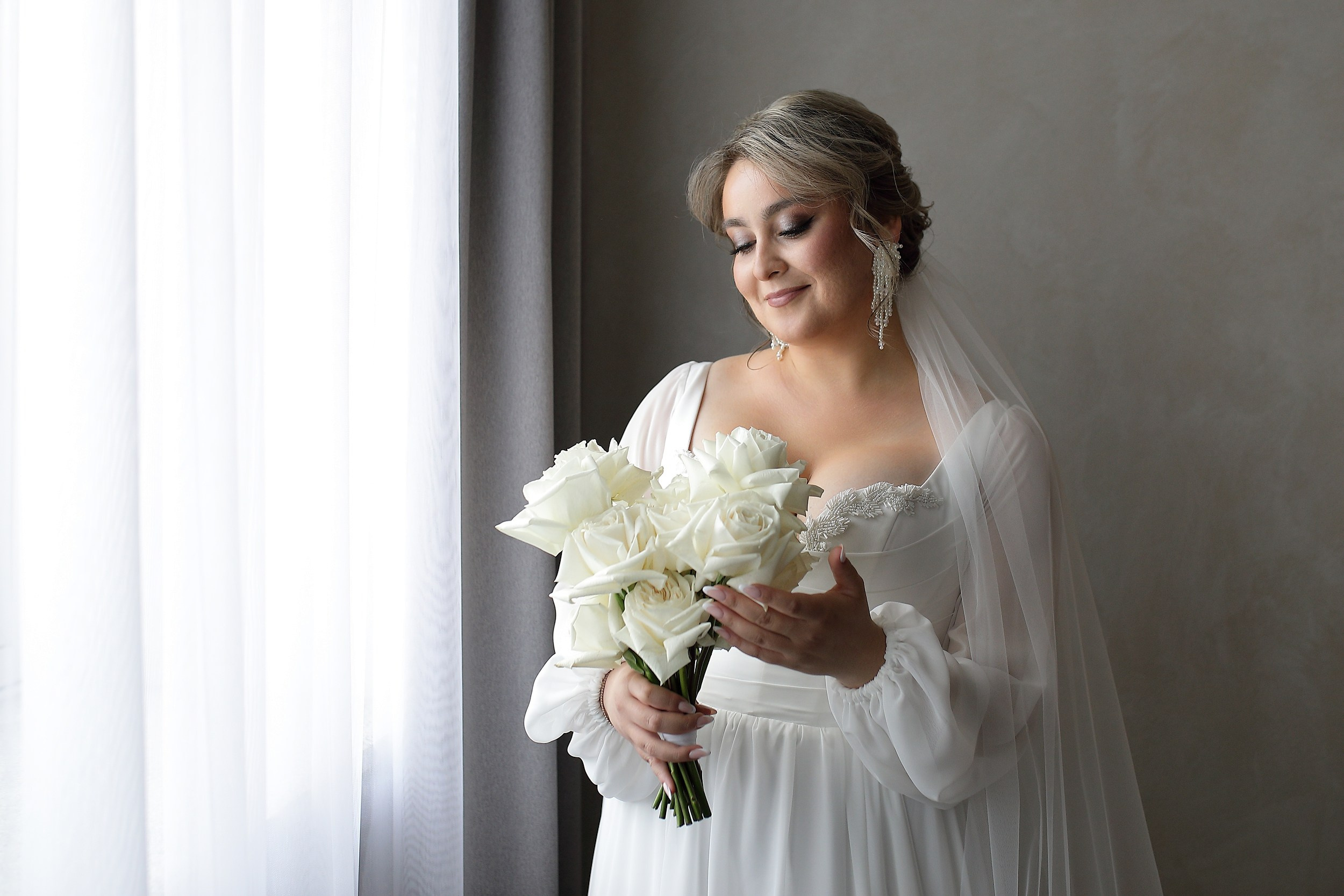 невеста возле окна