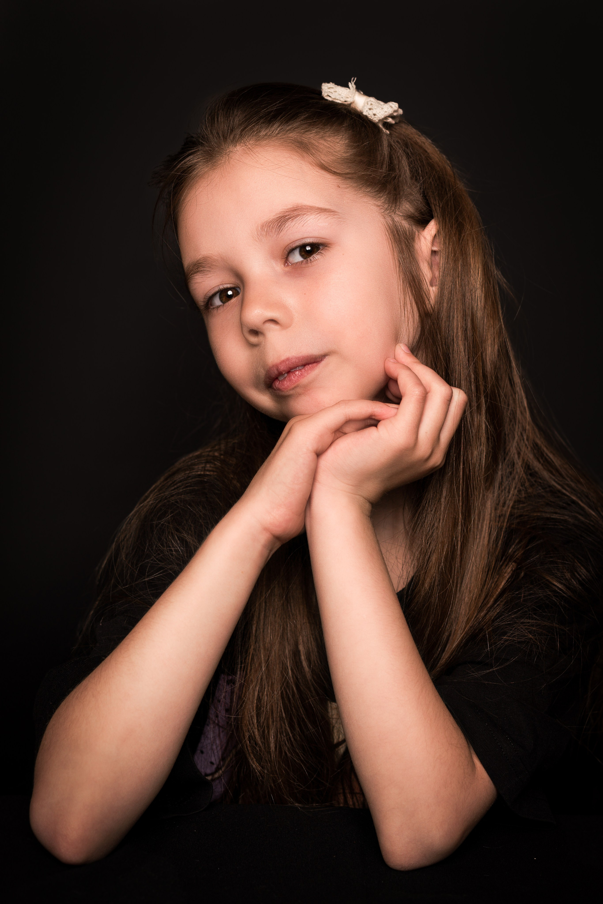 Детский сад, портреты на чёрном фоне. Фотограф Шунова Саша