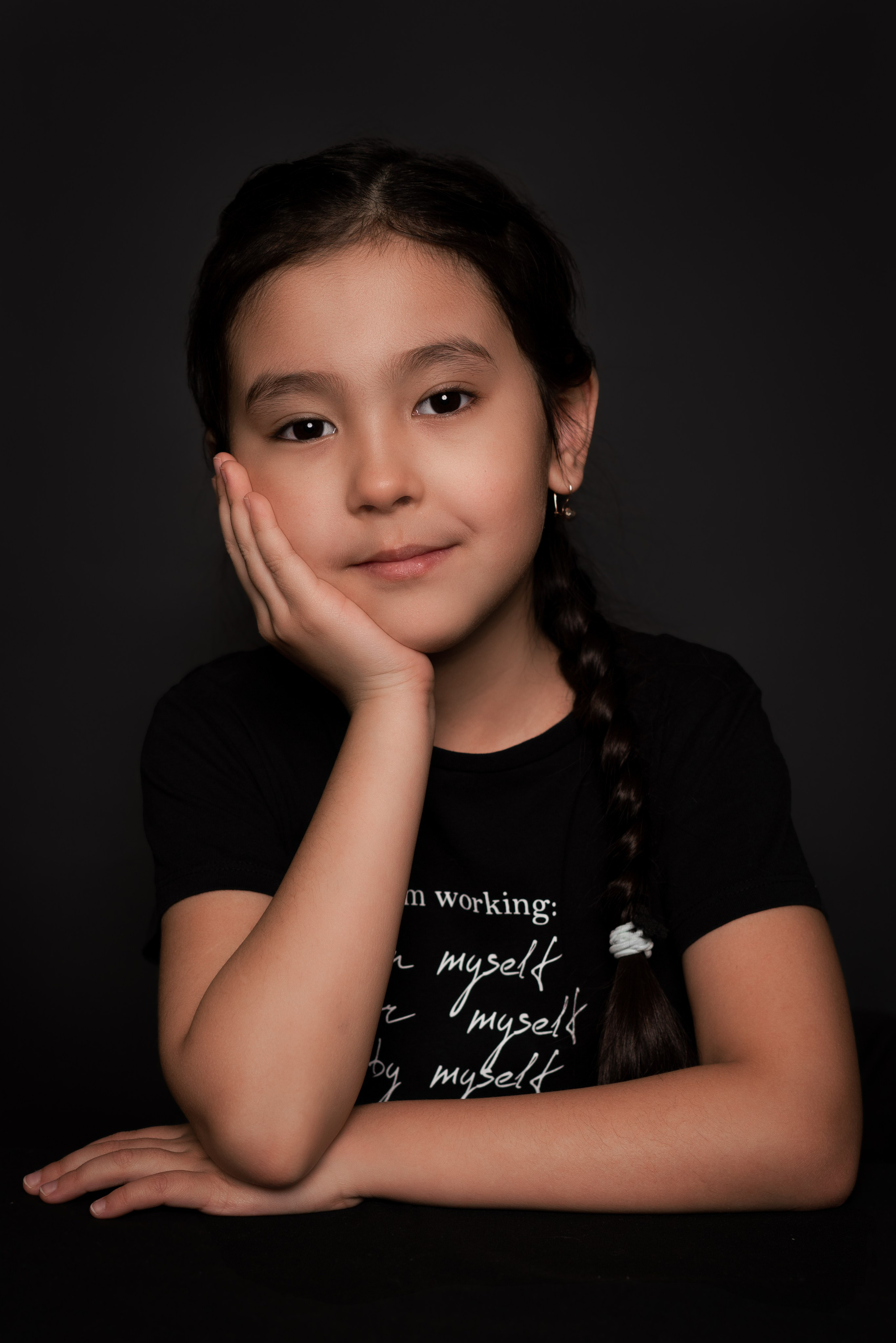 Детский сад, портреты на чёрном фоне. Фотограф Шунова Саша