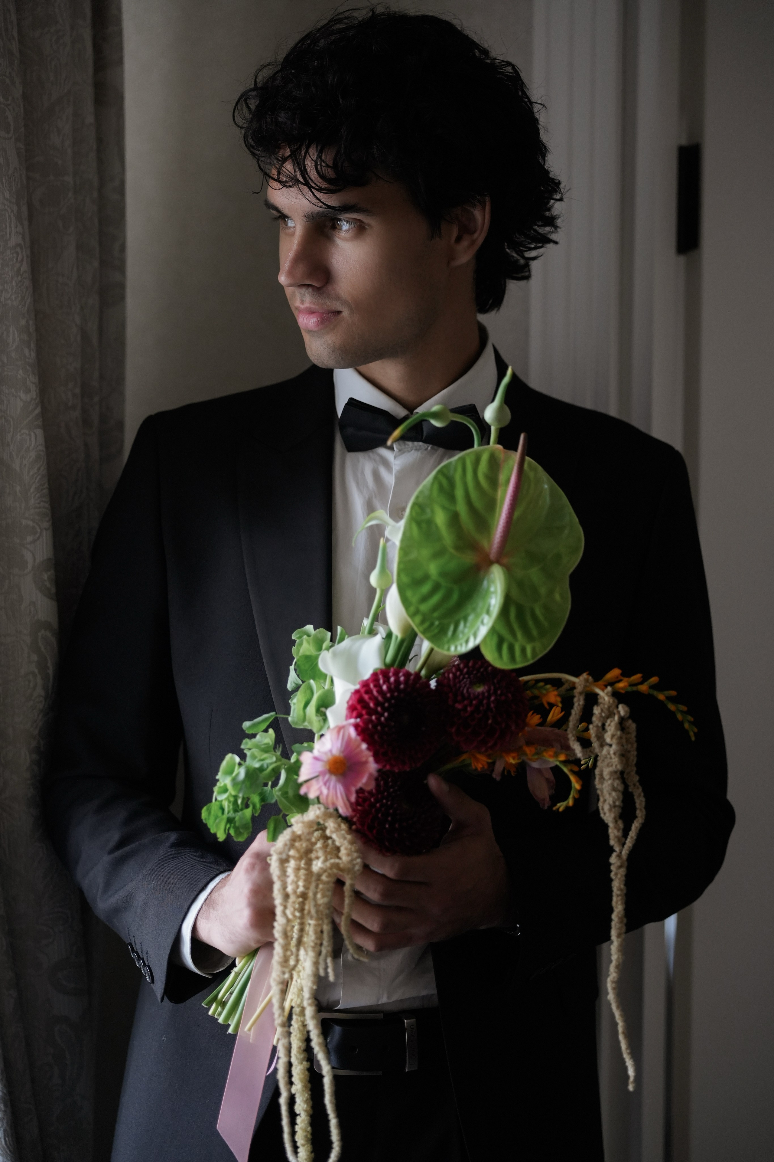 Свадебная фотосессия утра невесты и жениха в отеле Амбассадори