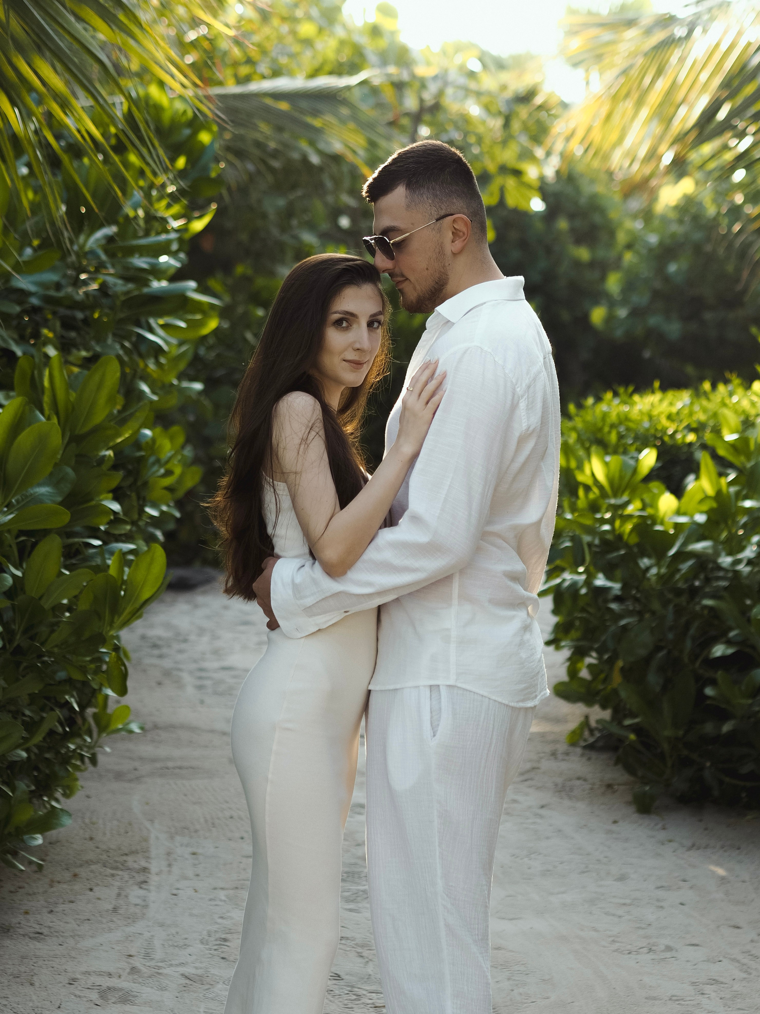 Фотосессия семейной пары в красивом месте.