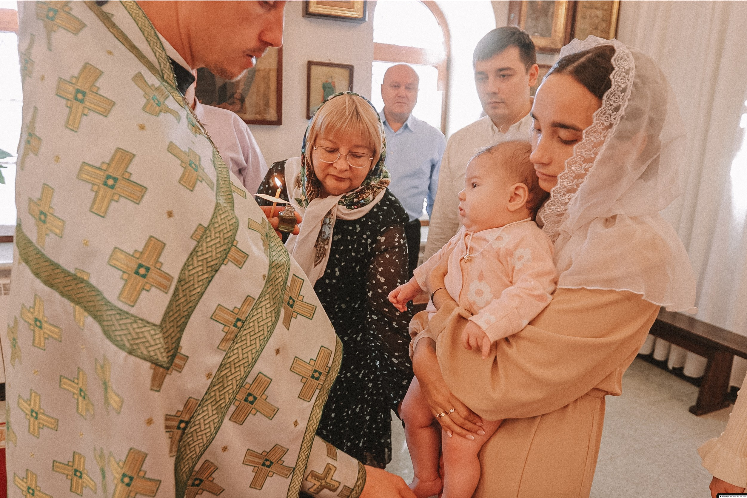 Крещение круглая церковь. Семейный фотограф Тюмень, фотограф на роды Салмина Мария