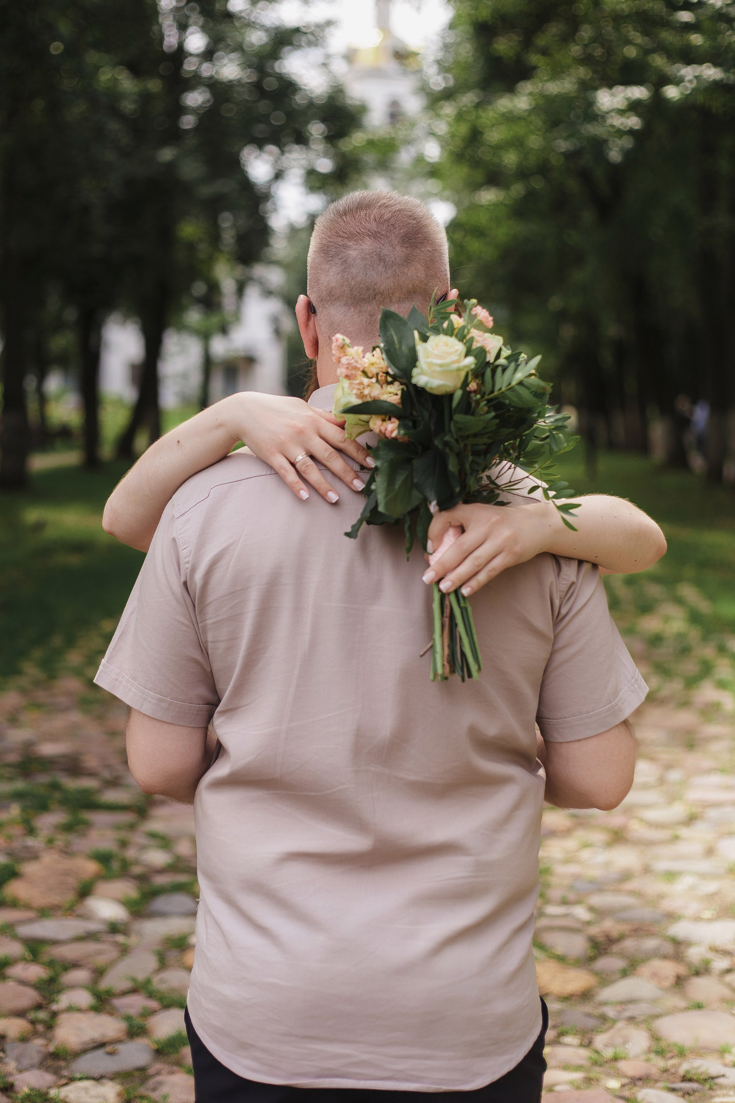 Свадебная фотосессия в природном уголке среди города. Главная