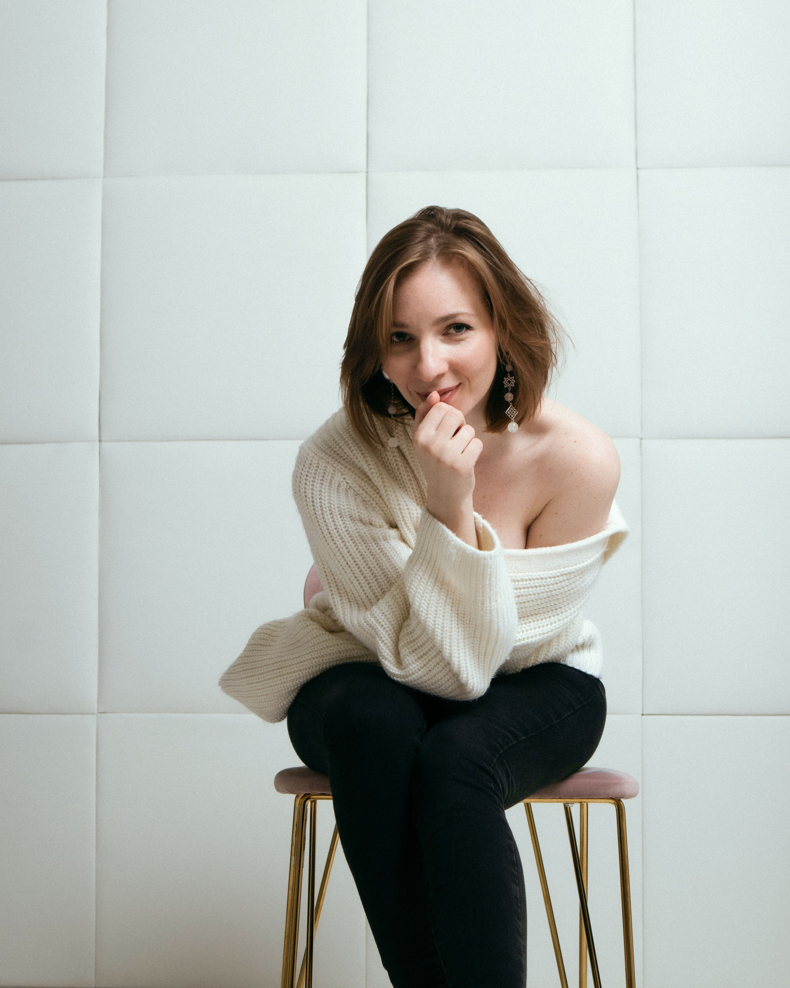 студийный женский портрет на стуле