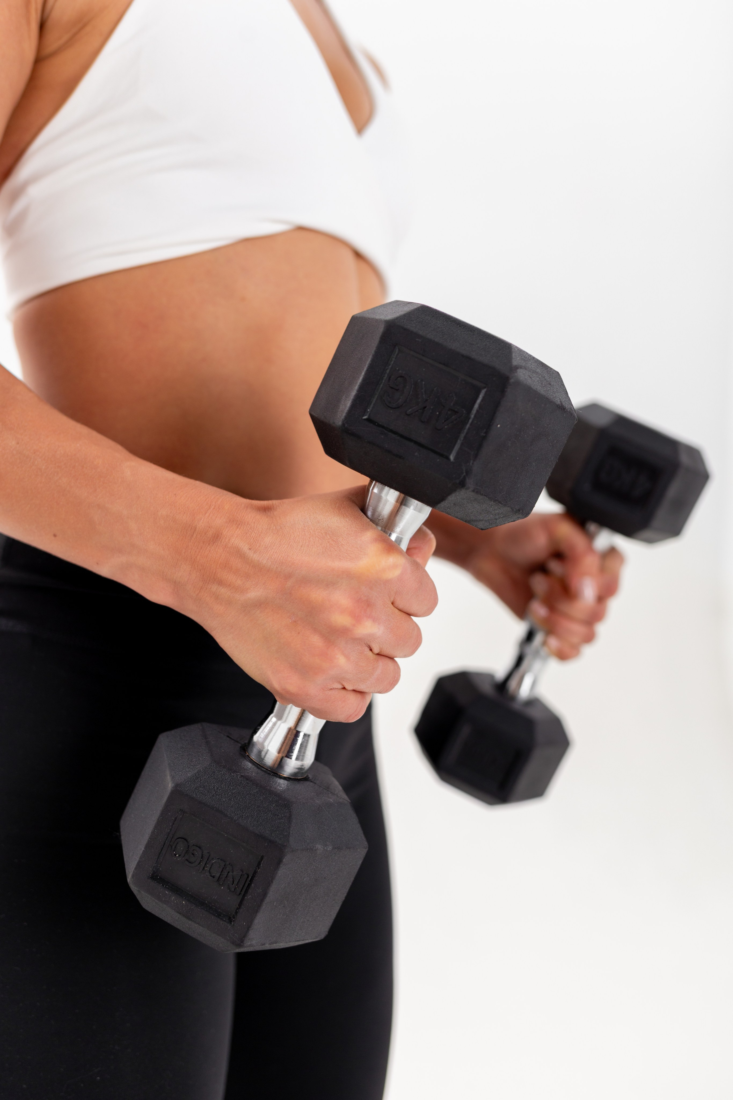 Гантели в руках девушки, контент фото для тренера, фитнес тренер