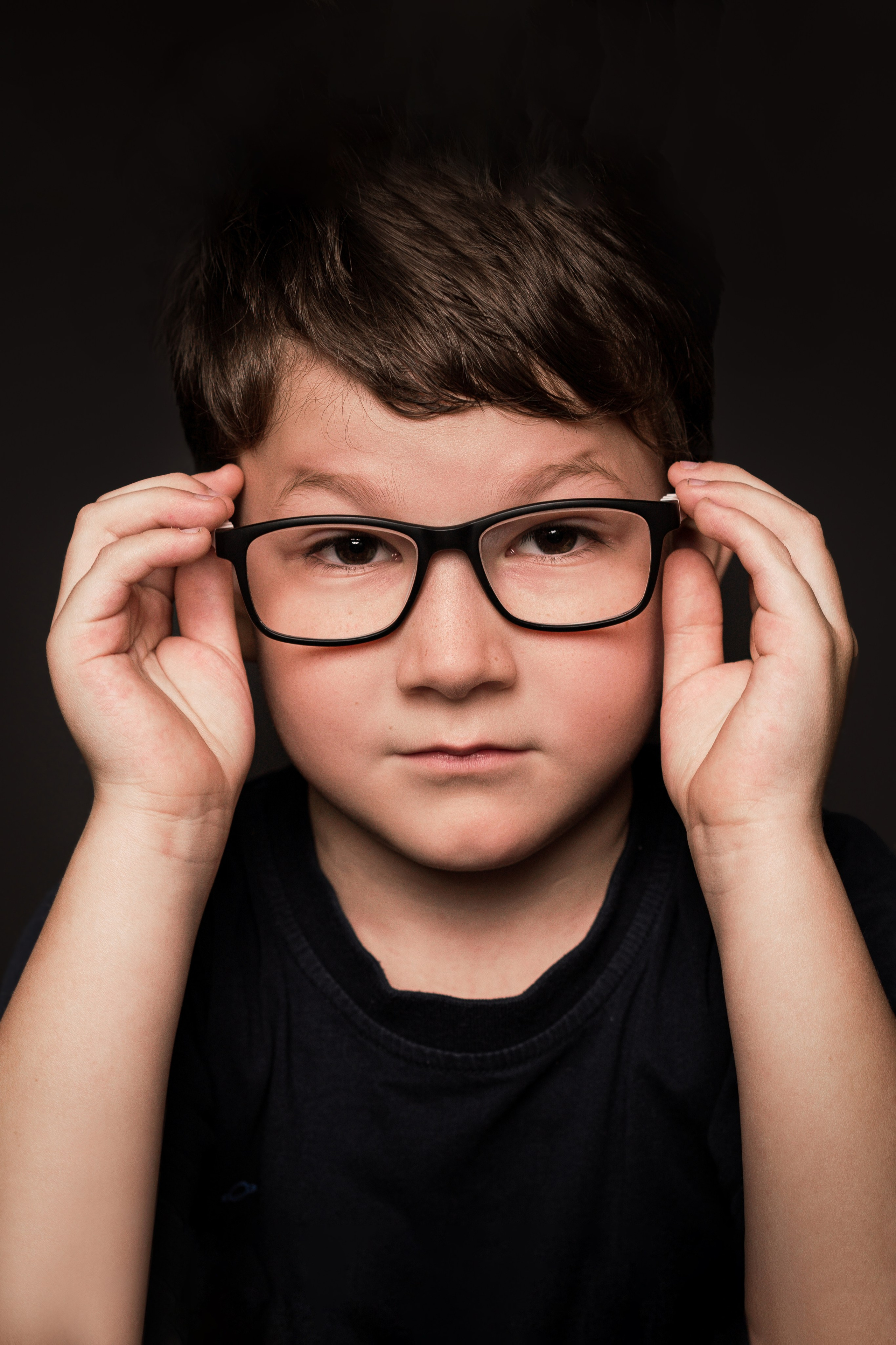 Детский сад, портреты на чёрном фоне. Фотограф Шунова Саша