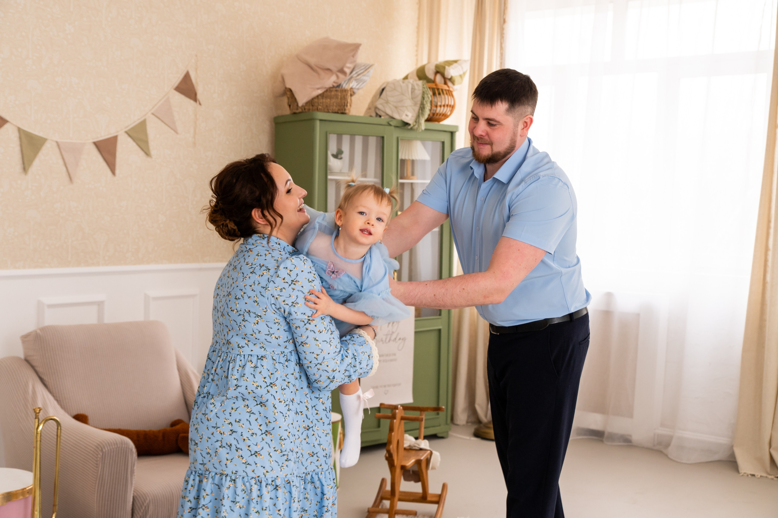 Александр и Анастасия и доченька Юлечка (1). Я Ольга Казанцева, фотографирую снимаю ваши киноистории и печатаю фото и цифровые портреты на холсте
