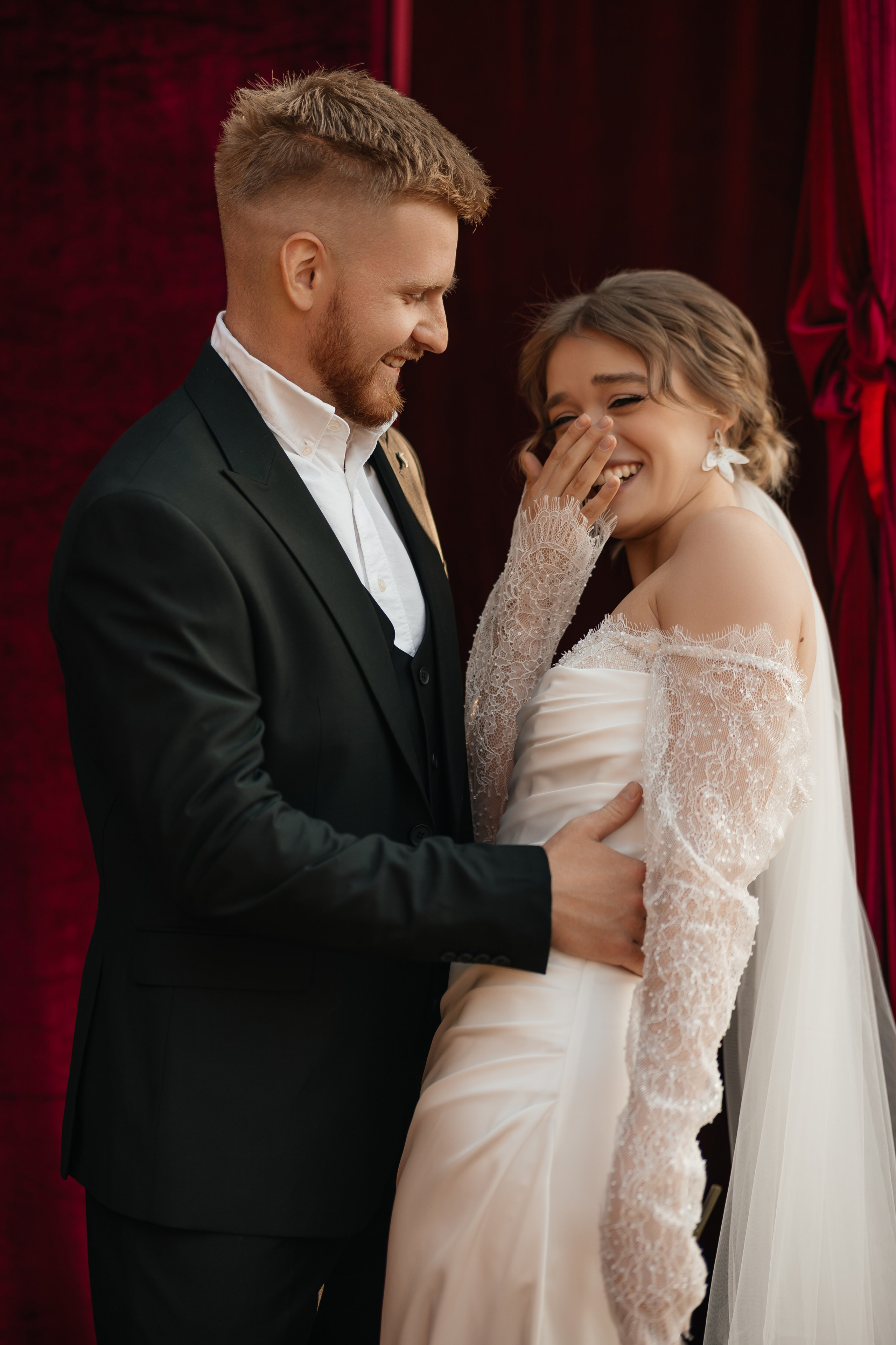 Свадебная церемония на фотозоне из красного бархата. Свадебный фотограф Елена Рякина