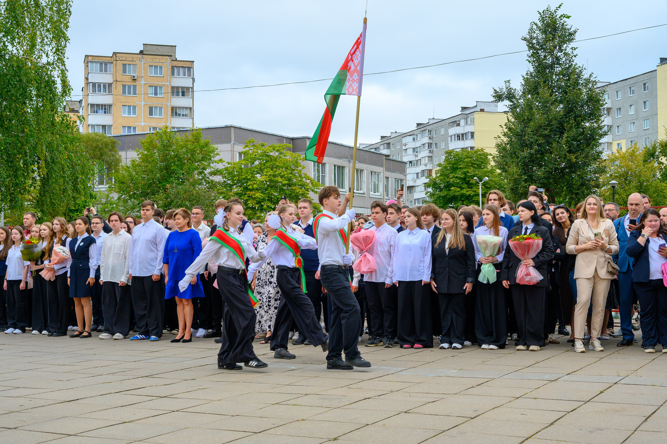 Вот звучит первый звонок, перед этим долгое приготовление к новому этапу в жизни, Яромир идет в школу. Фотоуслуги, услуги фотографа, фотографирование важных событий