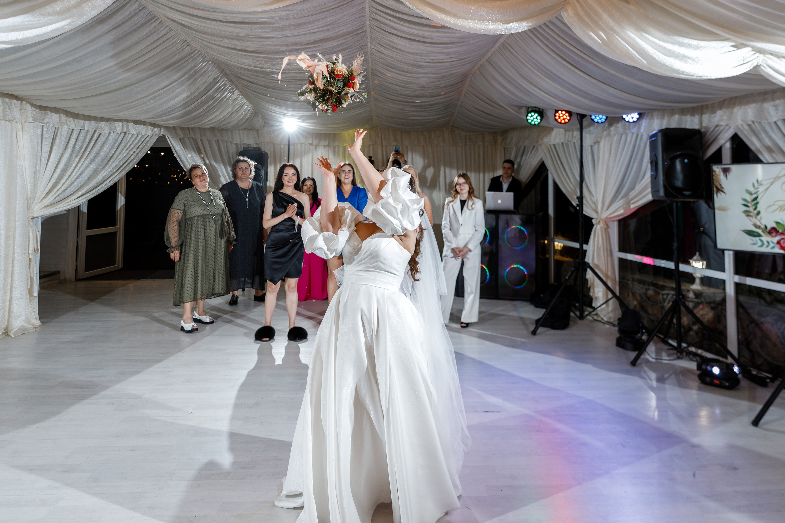 Южная терраса с бордовыми акцентами. Анонс свадьбы Анастасии и Ивана. Свадебный фотограф в Крыму и Севастополе Ольга Баскакова