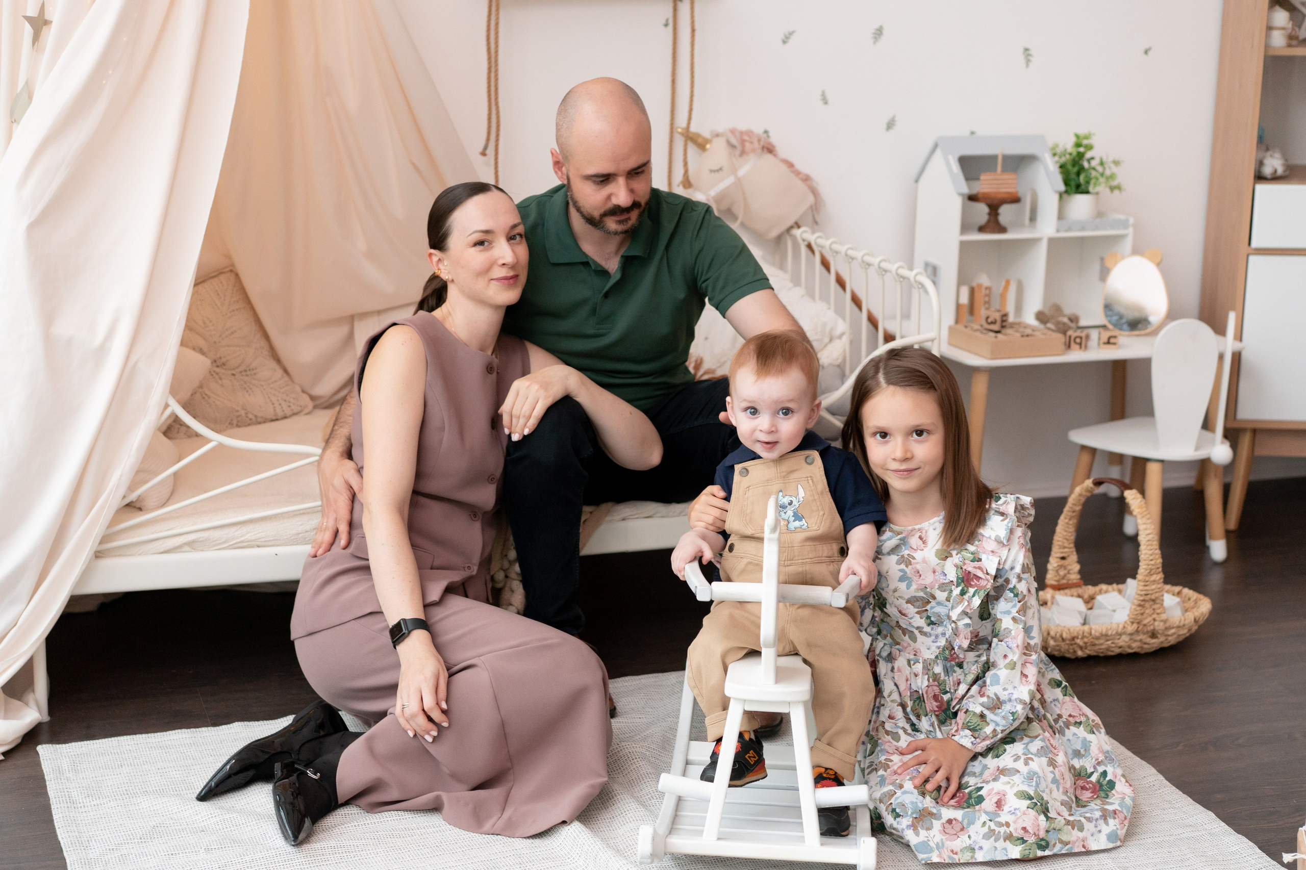 Петр и Алла с мамой и папой!. Детская, семейная фотостудия в Санкт-Петербурге