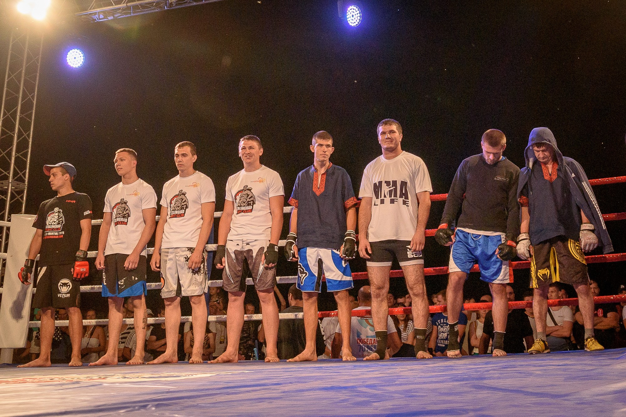Участники соревнований стоят в шеренгу на ринге
