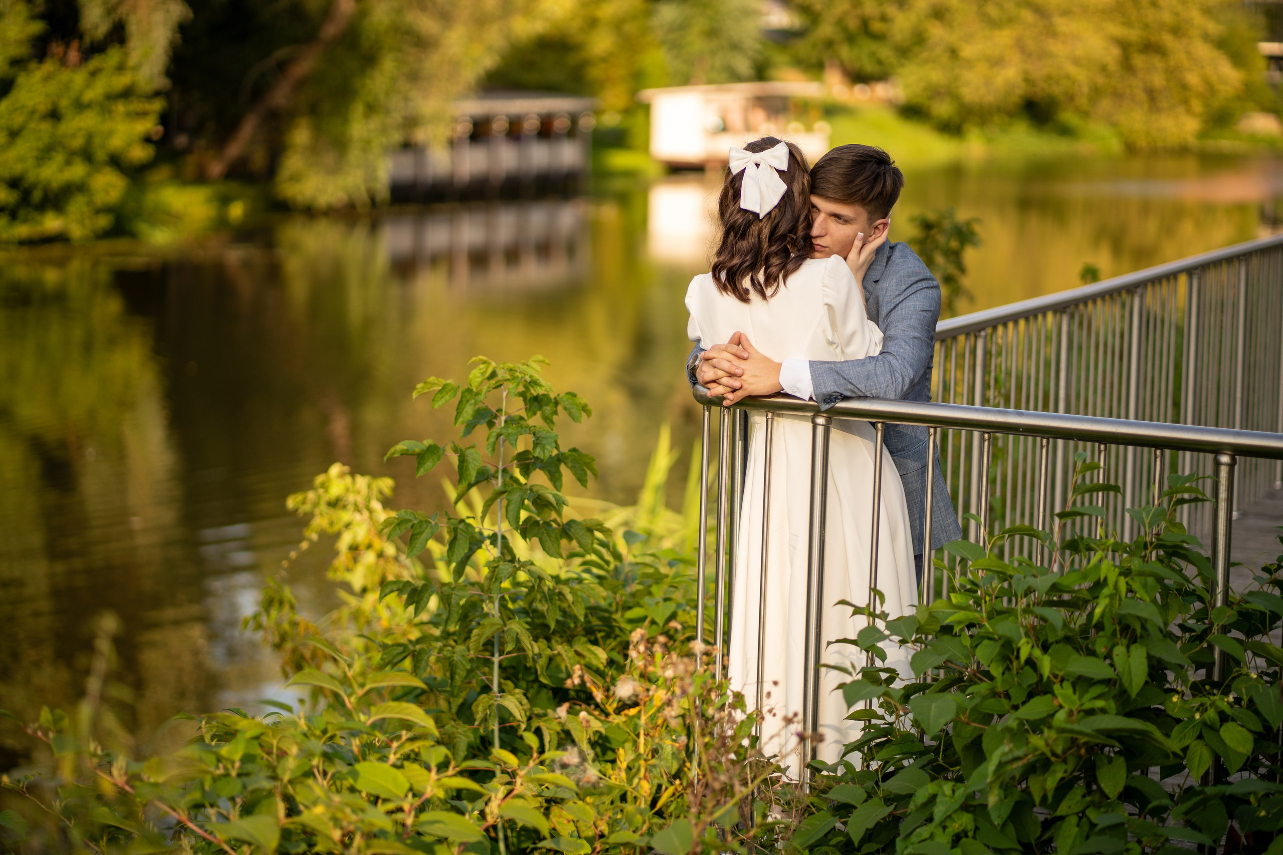  Молодожены наслаждаются обществом друг друга на мосту у реки