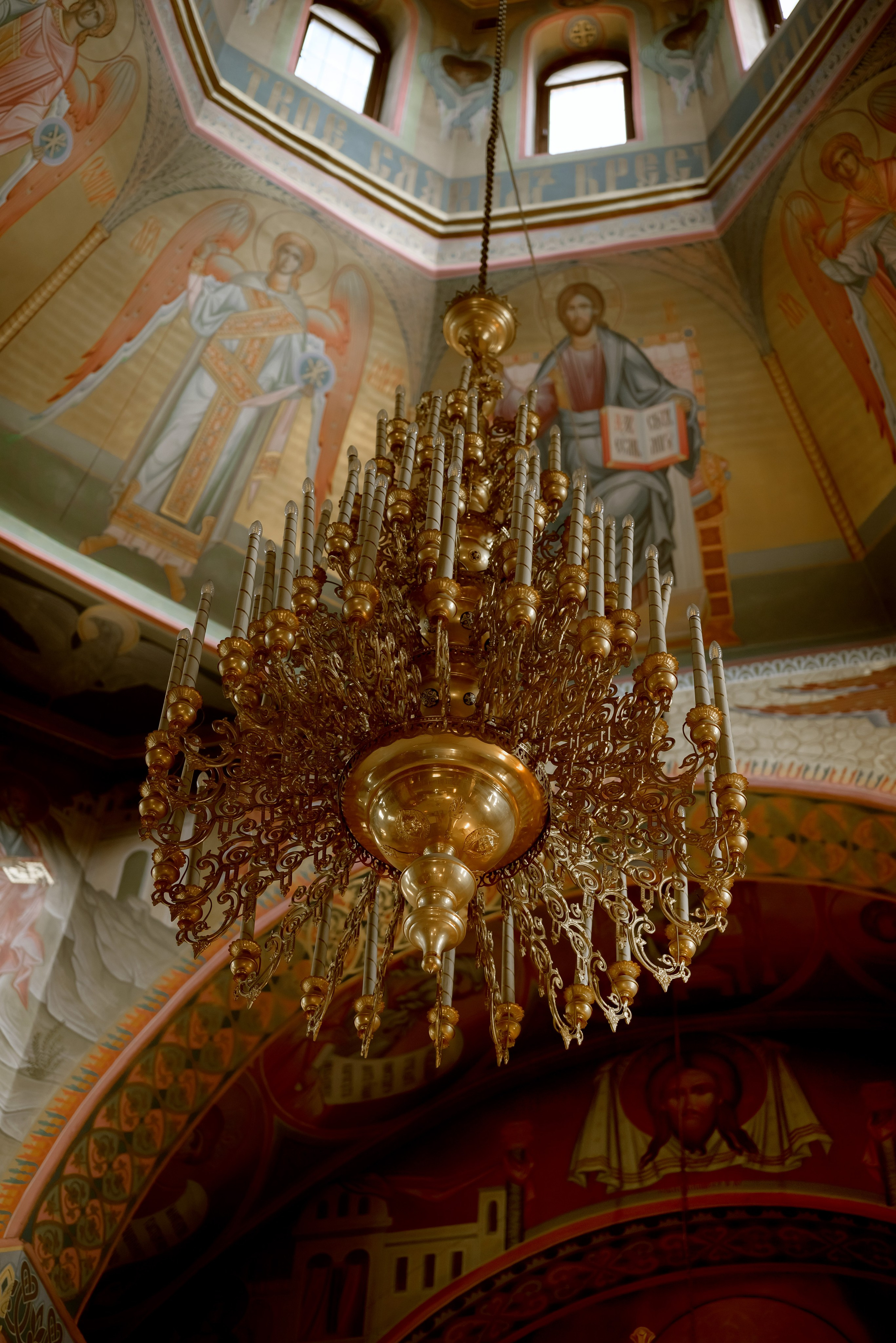 Красивая старинная церковь с фресками на стенах