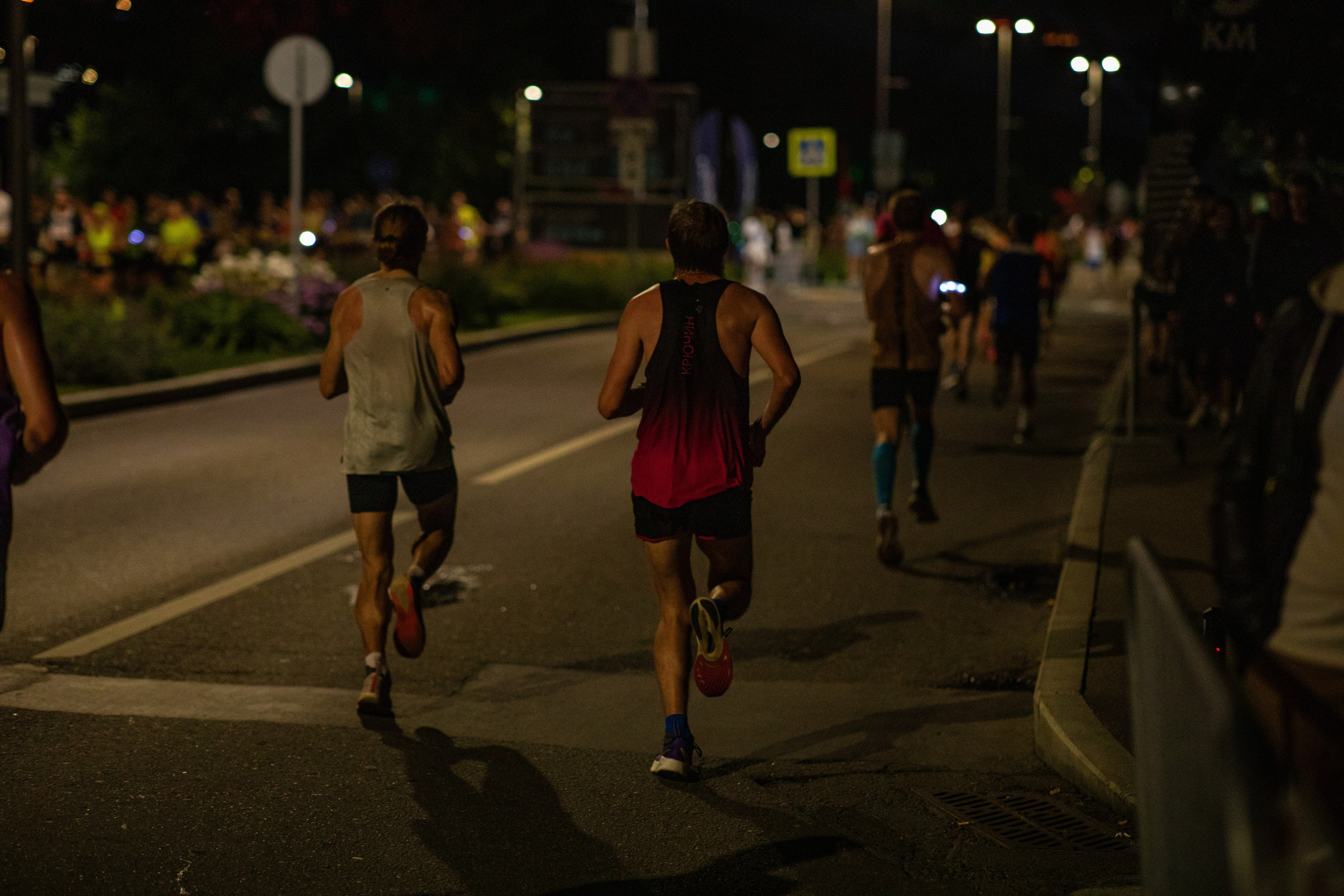 Ночной забег в ленте фотографий бегунов 03.08.24. Фотограф Сергей Ловкий