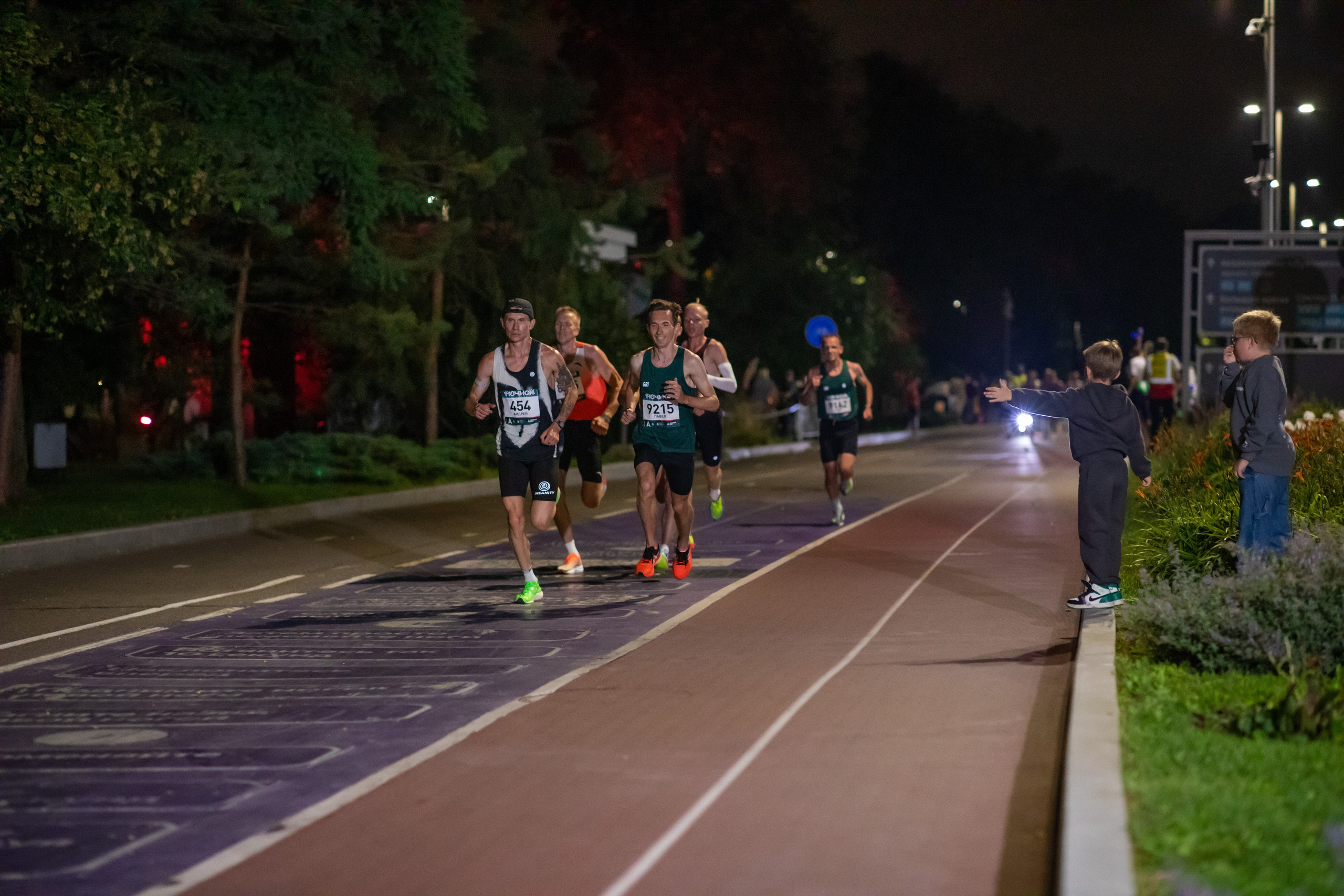 Ночной забег в ленте фотографий бегунов 03.08.24. Фотограф Сергей Ловкий