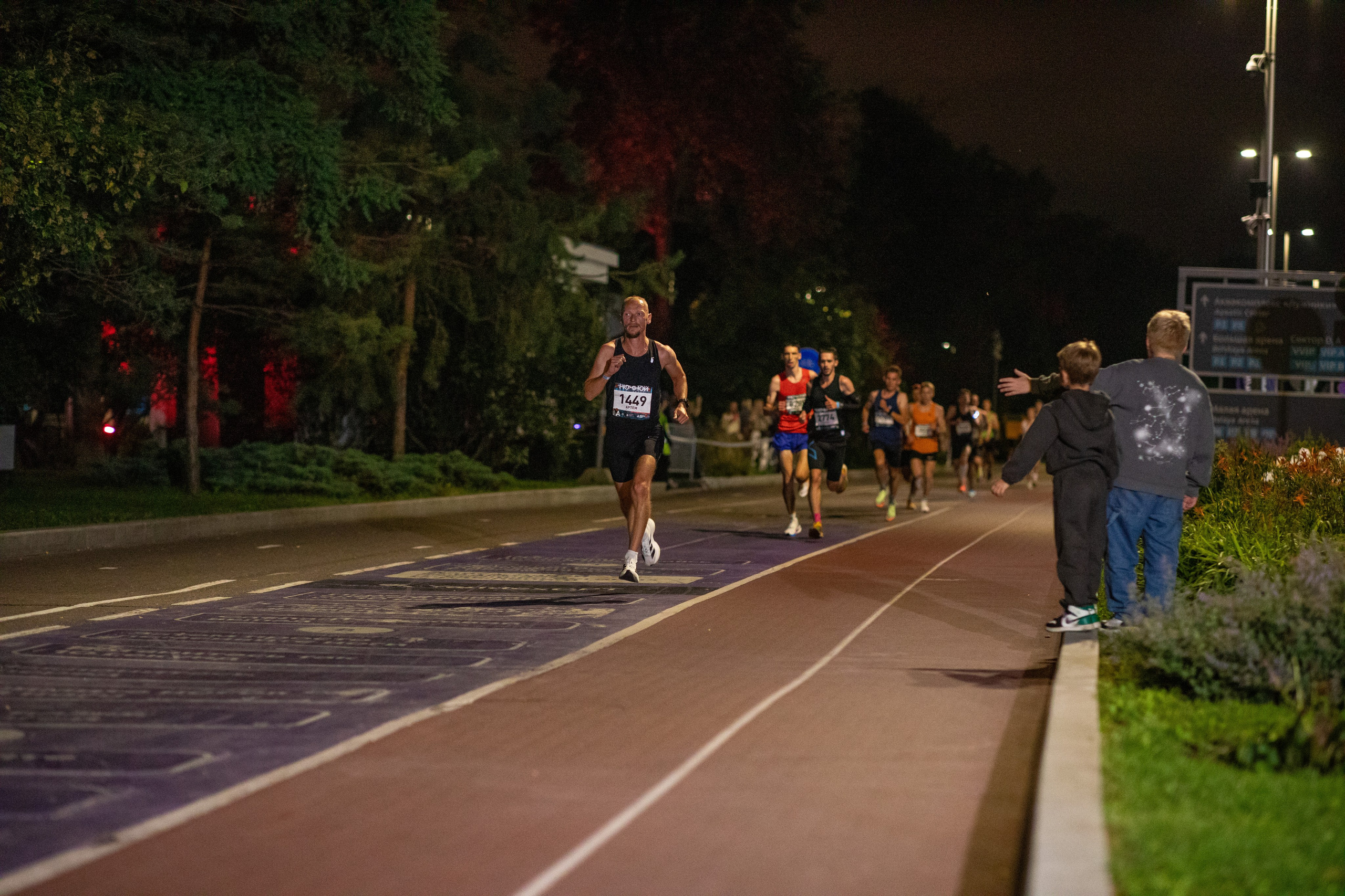 Ночной забег в ленте фотографий бегунов 03.08.24. Фотограф Сергей Ловкий