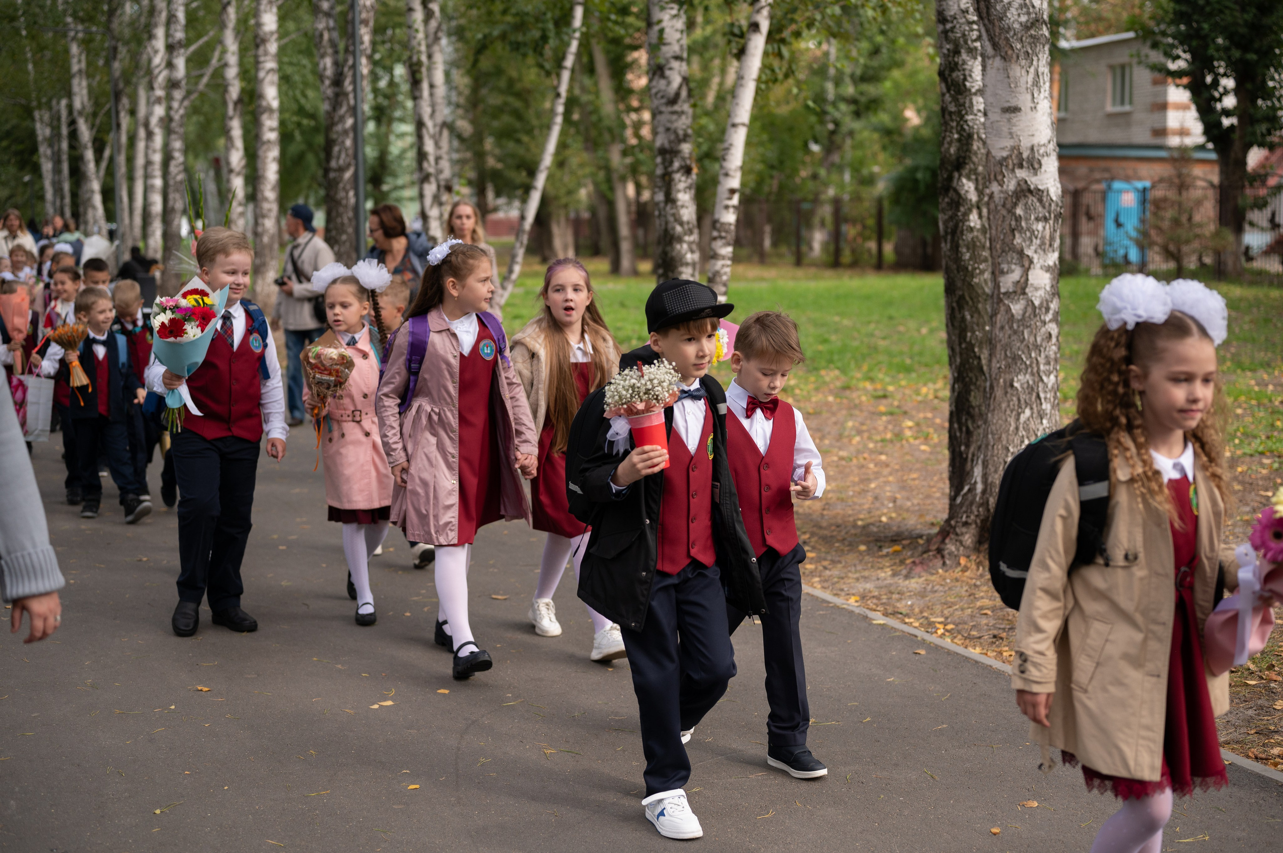 1 сентября 16 гимназия 2 класс (линейка + в классе+ на улице). Фотограф новорожденных, семейный детский в Тюмени Татьяна Морозова