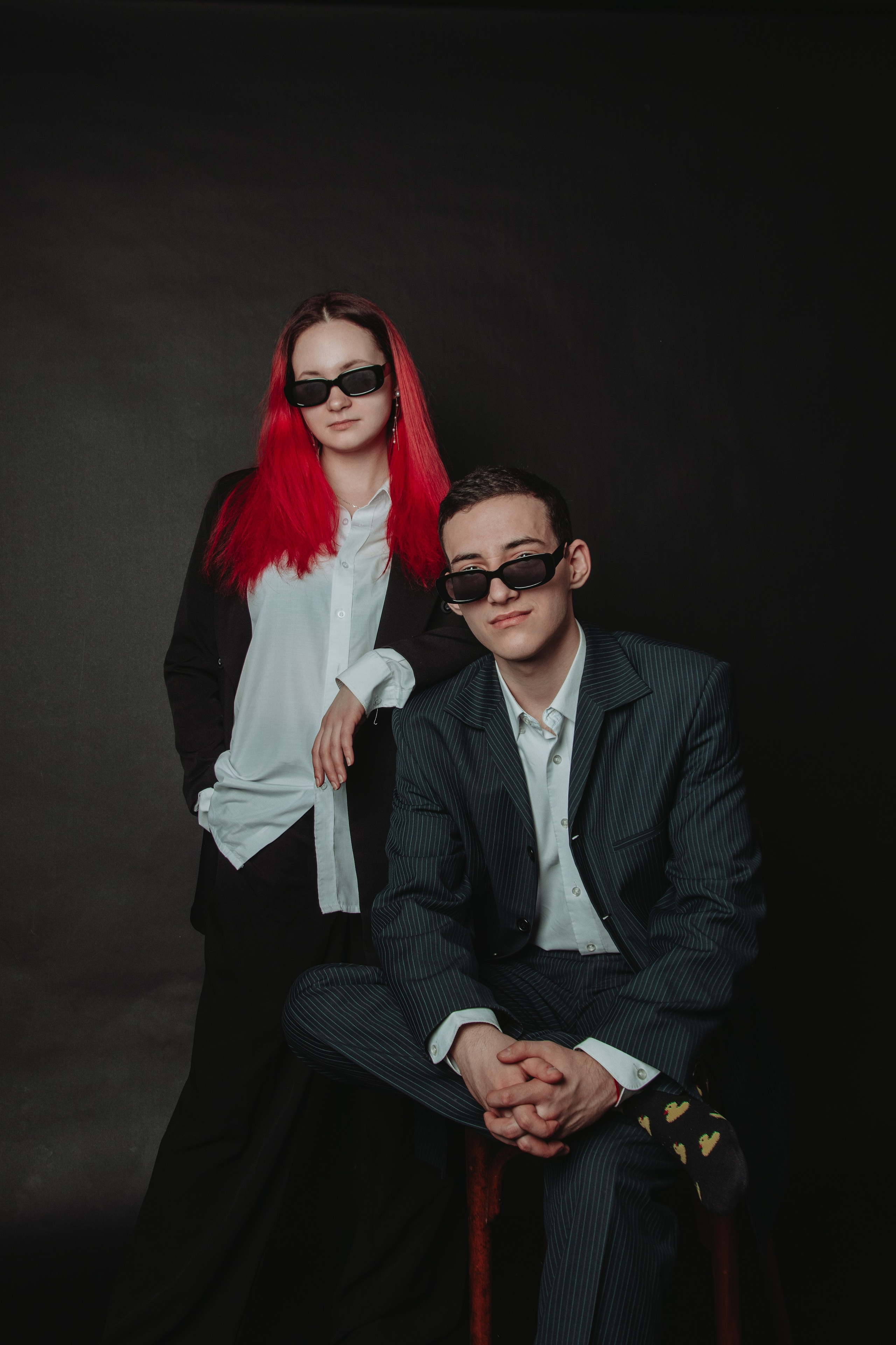 фотосессия брат с сестрой в черных классических костюмах и очках