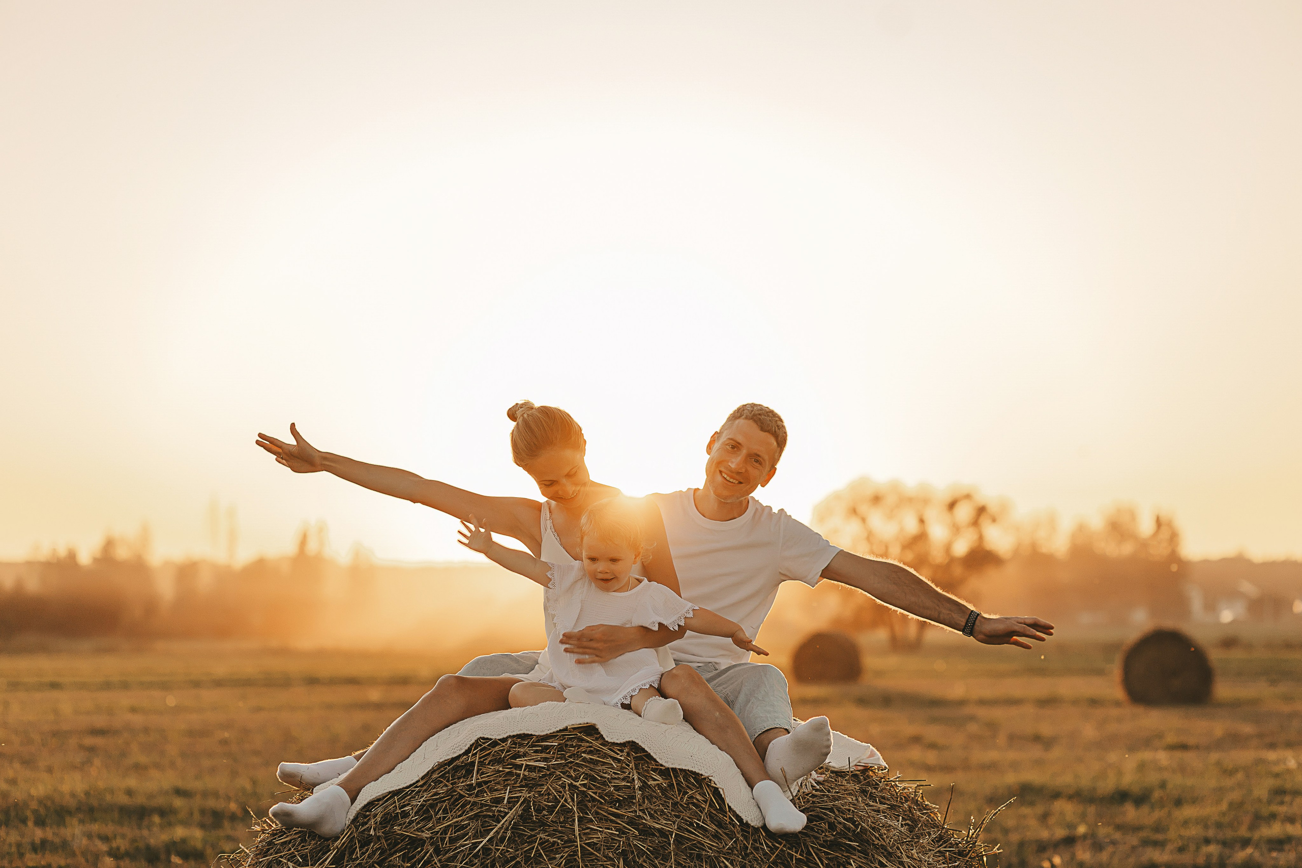 Фотосессия в поле со стогами. Семейный и женский фотограф в Москве Надежда Воробьева