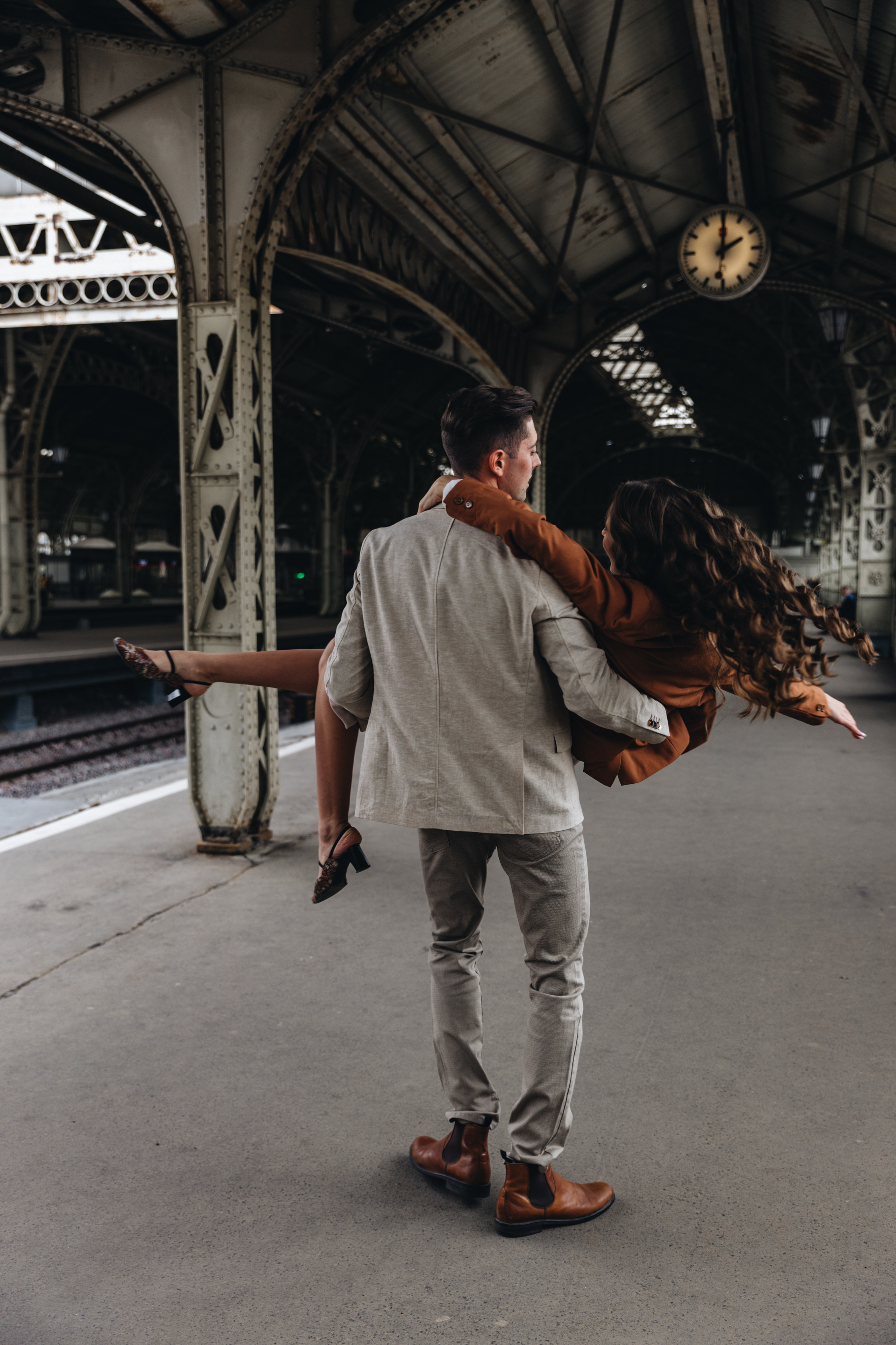 Лавстори на Витебском вокзале. Свадебный фотограф и видеограф — Сергей и Дарья