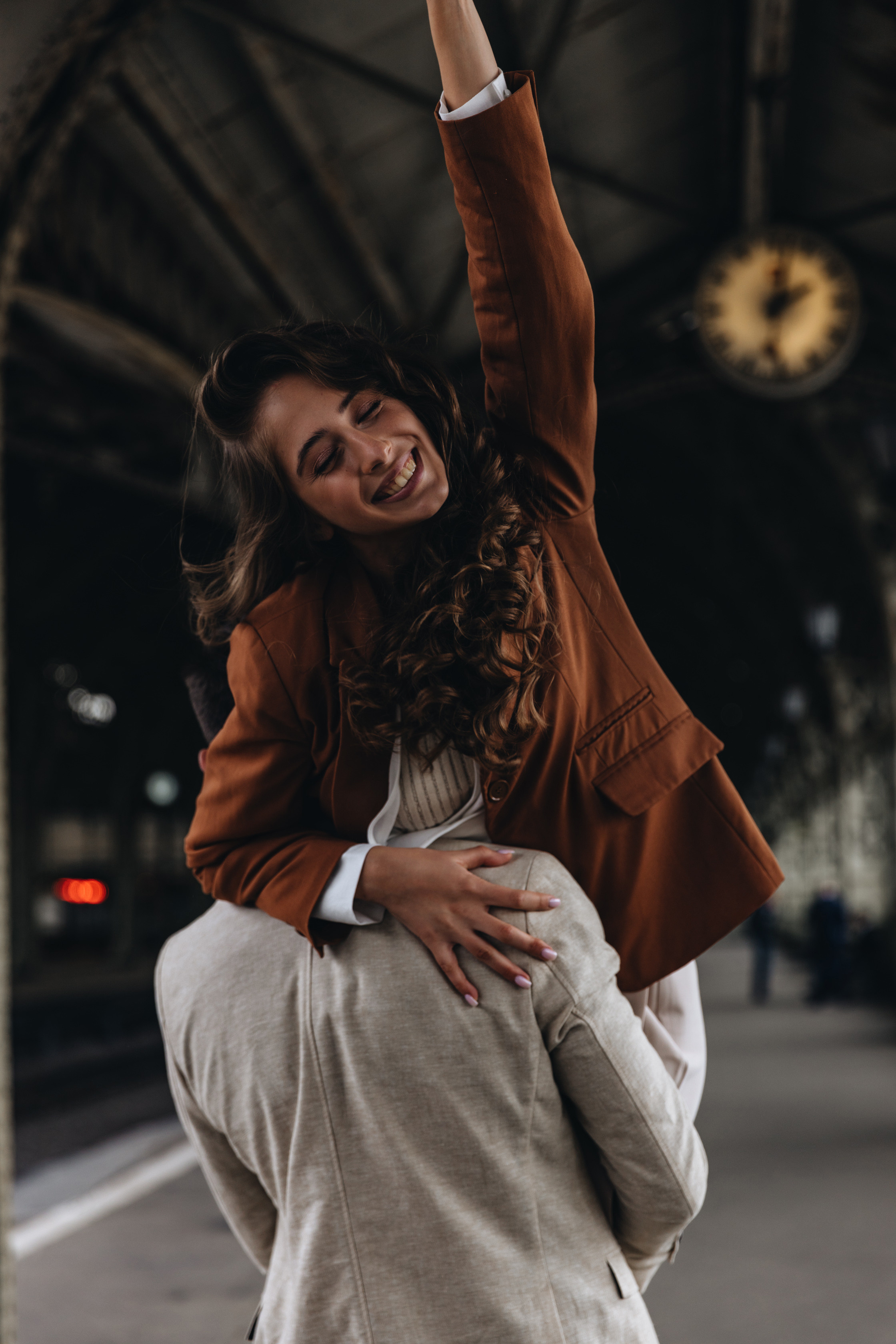 Лавстори на Витебском вокзале. Свадебный фотограф и видеограф — Сергей и Дарья