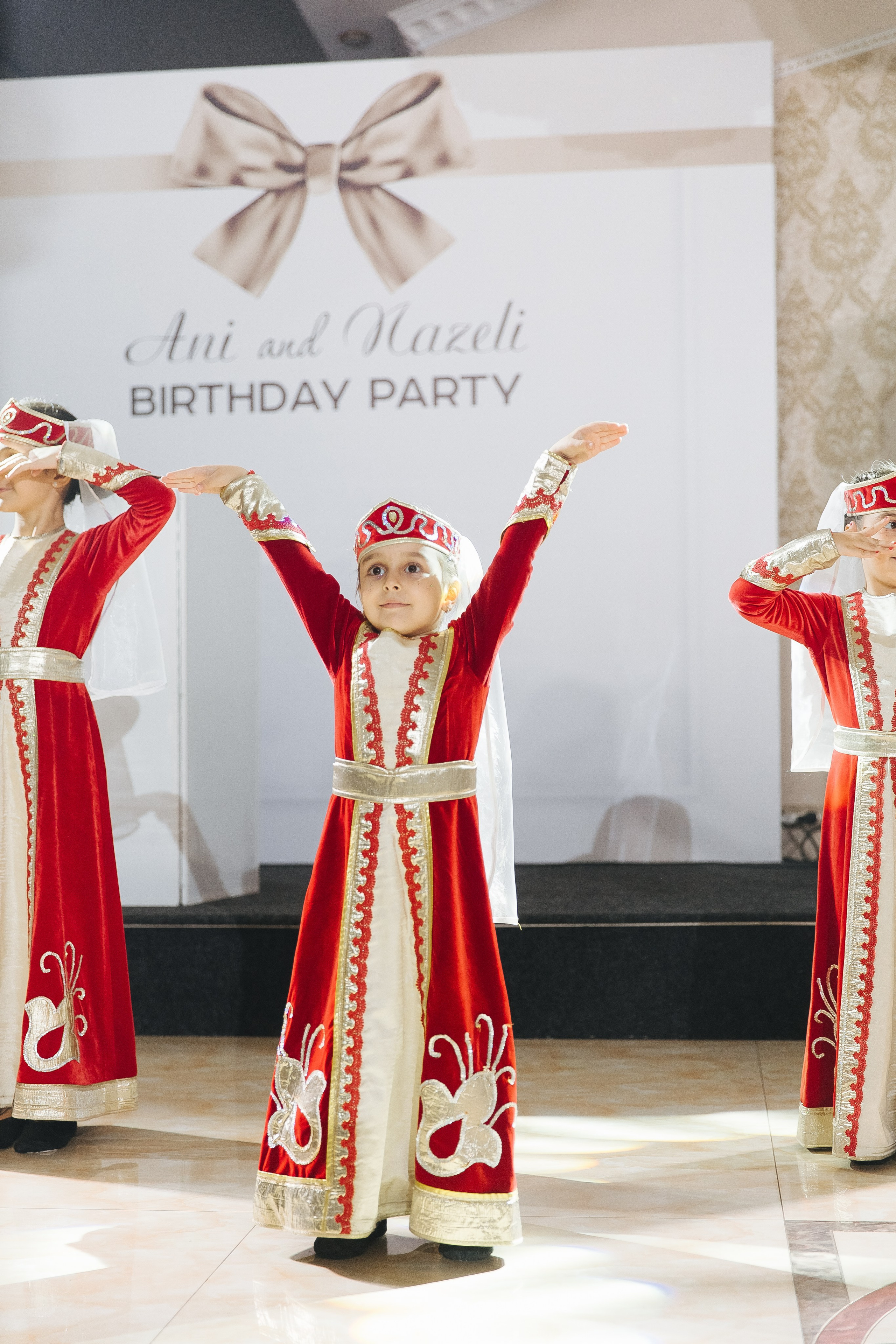 Ани и Назели. 35&5 День рождения, «Янтарь». Фотограф в Красноярске Надежда Воскресенская