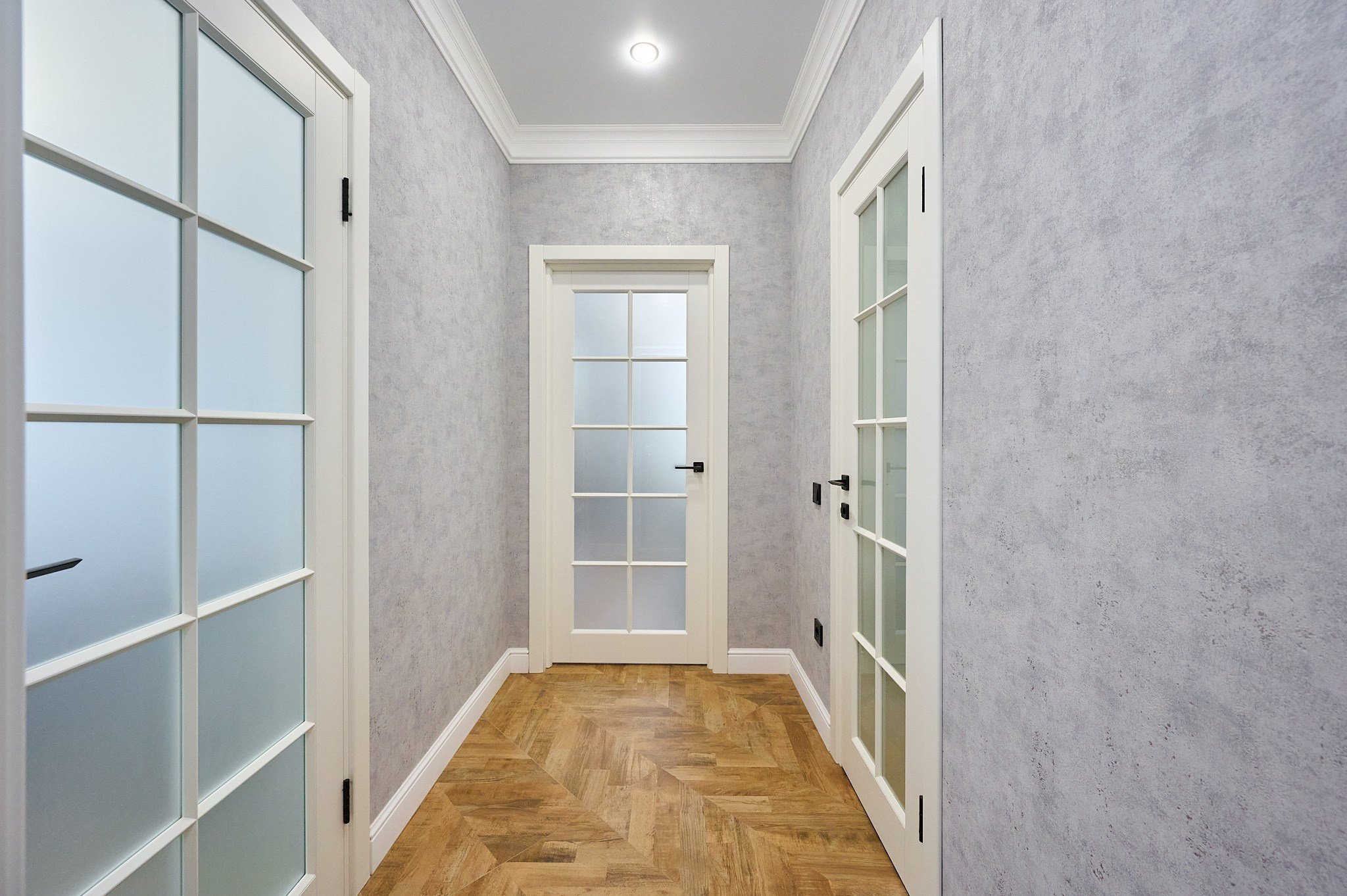 коридор серые стены белые двери