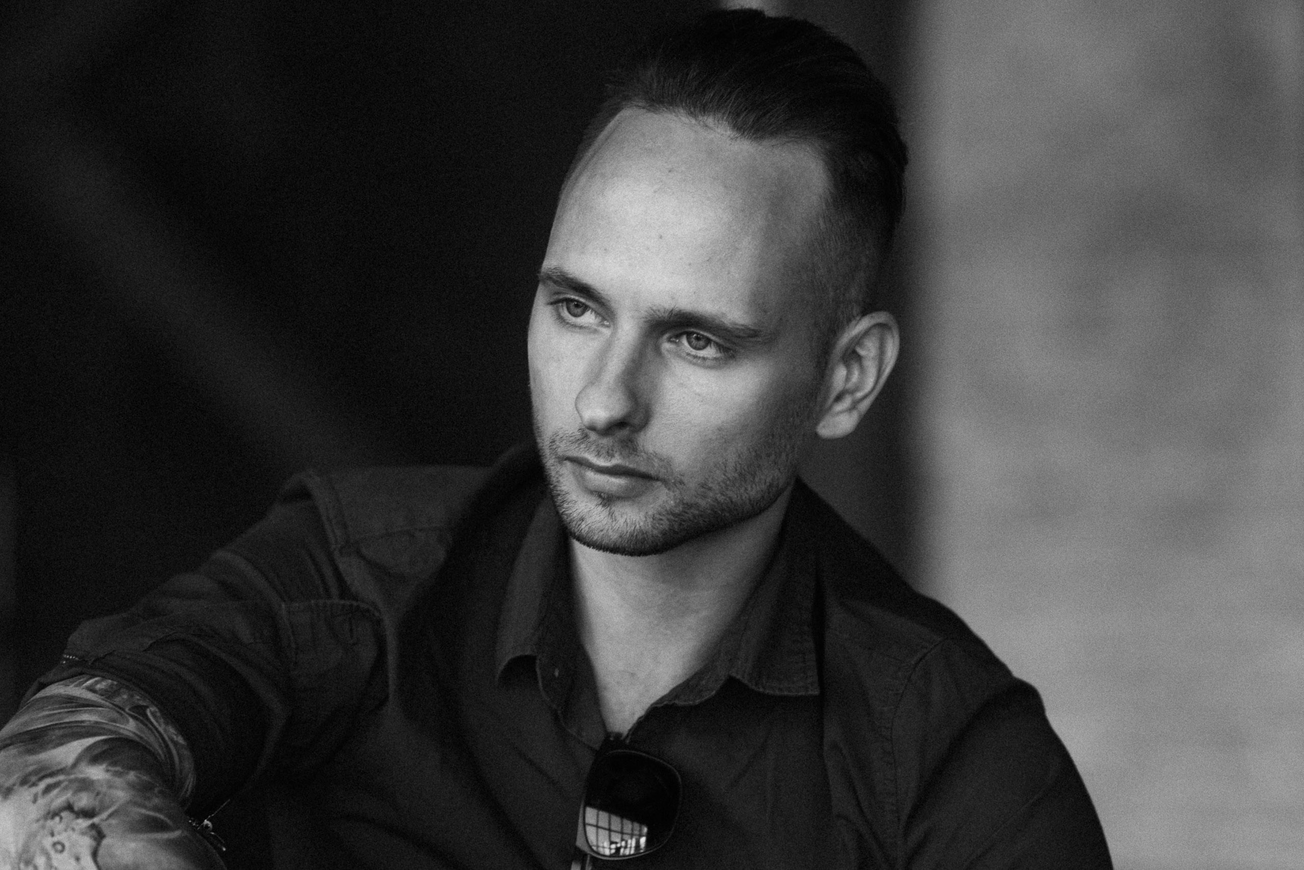 Черно-белый мужской портрет, авторская фотография Нск