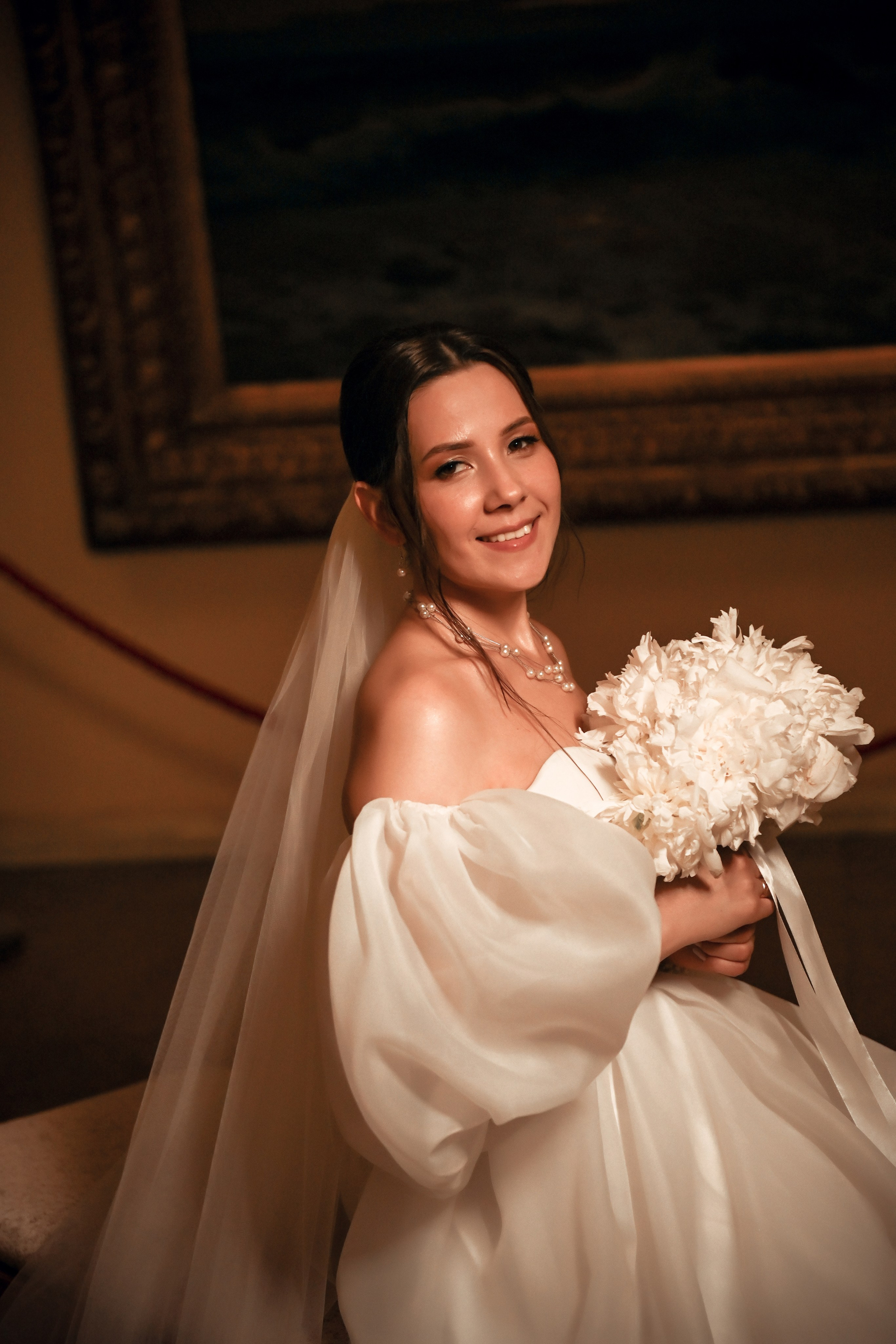 Небольшая свадебная серия в музее и прогулкой под дождем Эльмиры и Ризата. Свадебный, семейный, детский, контент фотограф в Омске Максим Ильин