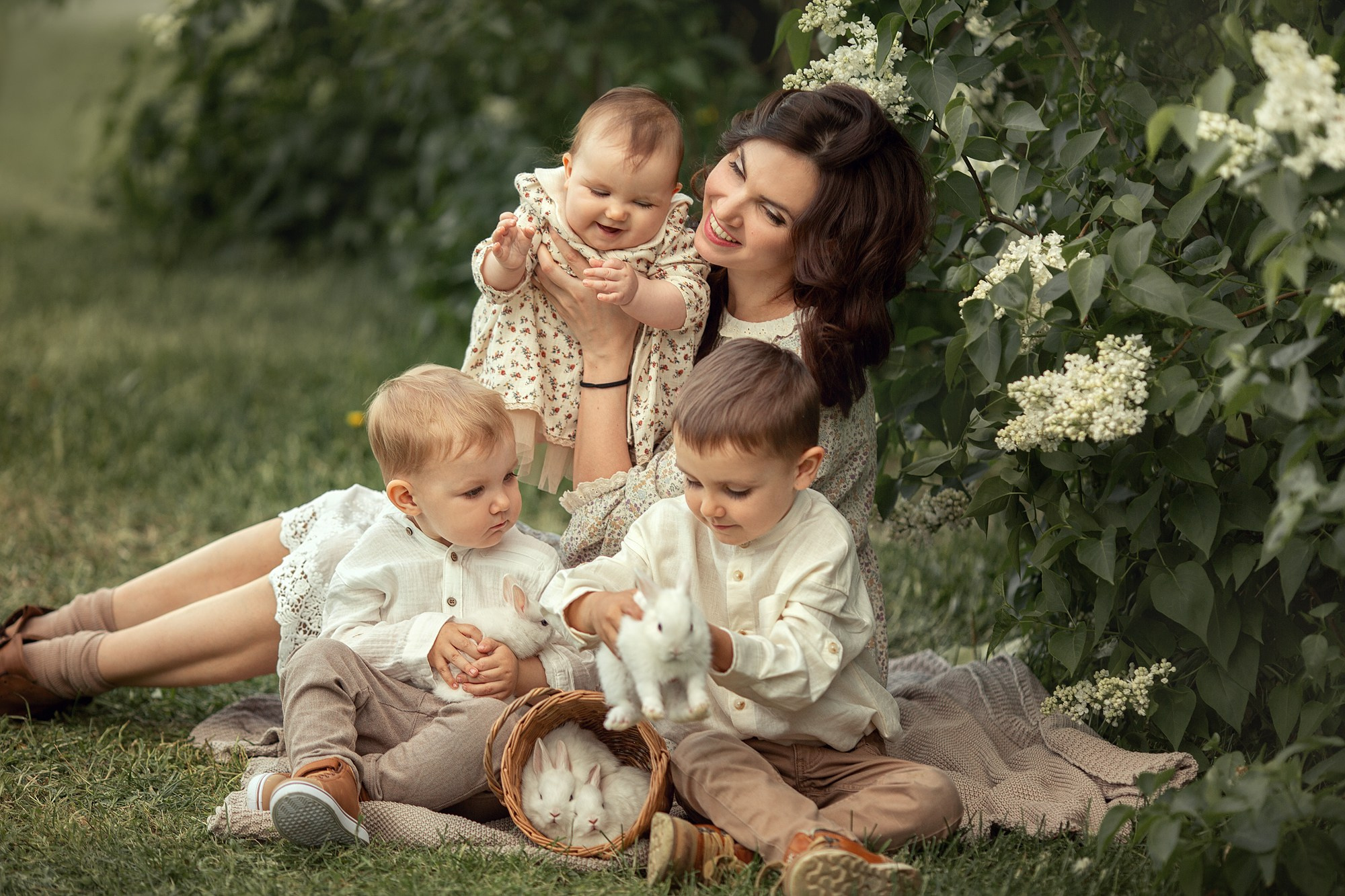 Малыши, кролики цветущая сирень. Tatyana Nadezhdina Family photographer