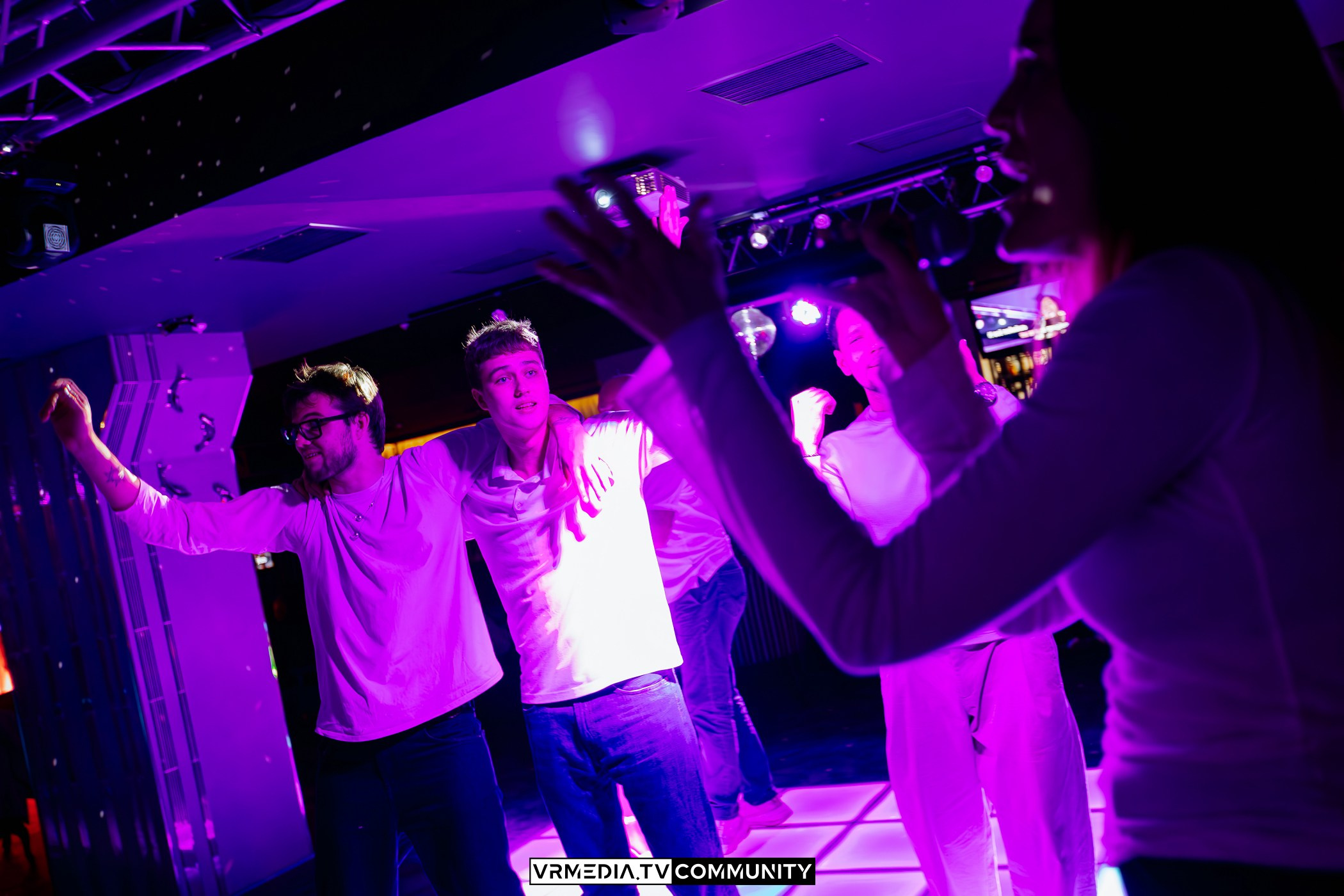 Караоке-бар «Volna»: Friends day или день дружбана