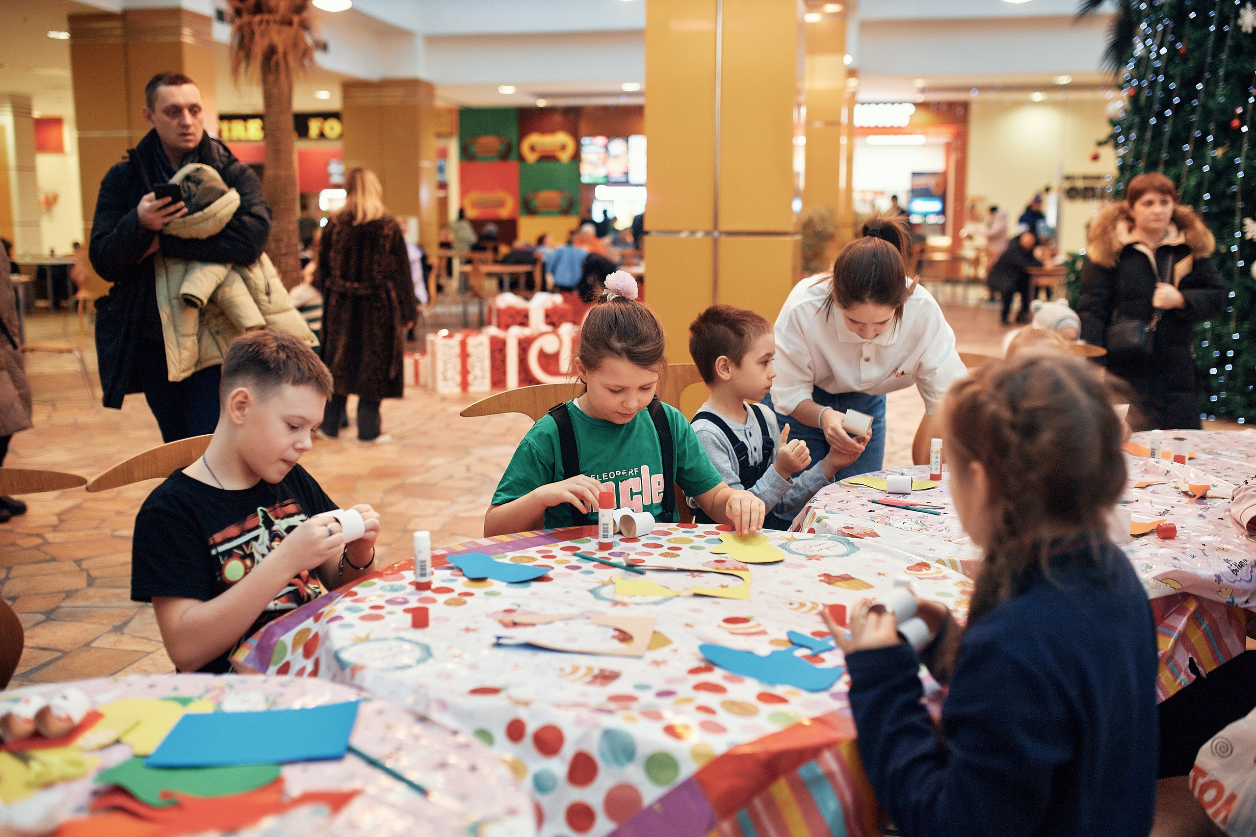 Детский новогодний праздник в ТЦ Июнь. Семейный и репортажной фотограф в Красноярске и Москве Виктор Бабинцев
