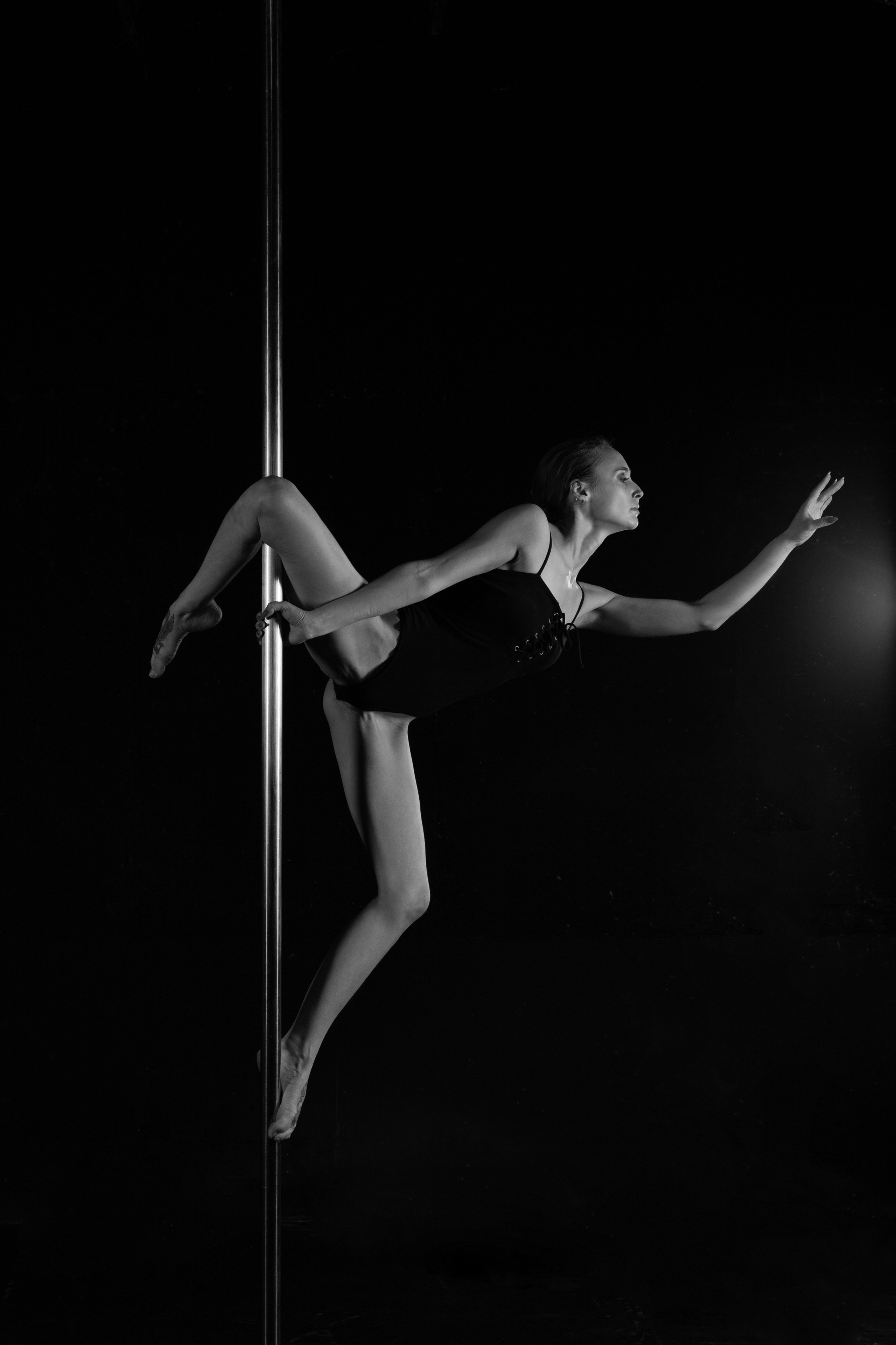 женственная фотосессия в образе гимнастки в космосе 