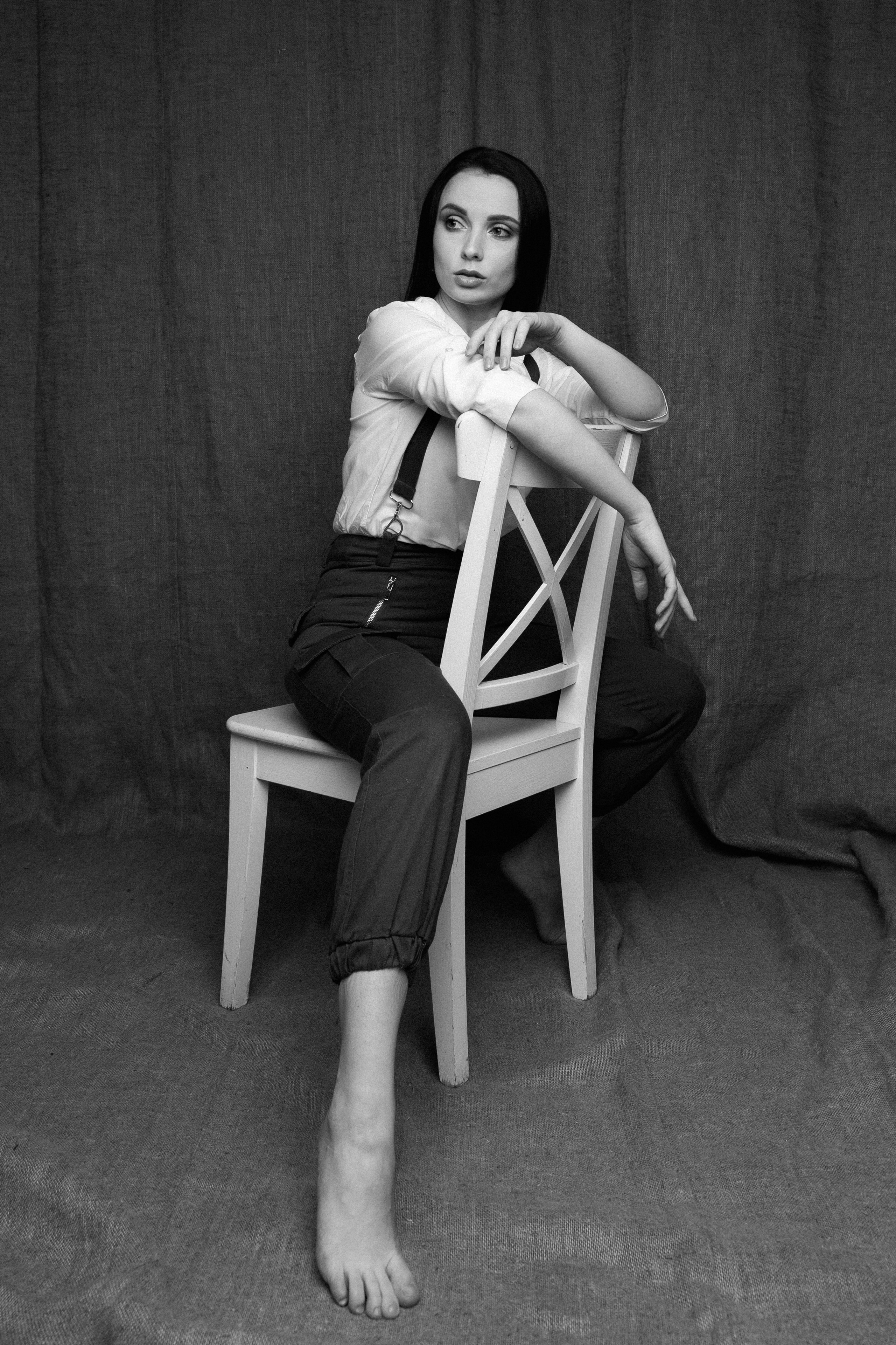 черно белая фотография знаменитости при ярком солнечном свете с эффектом драматургии 